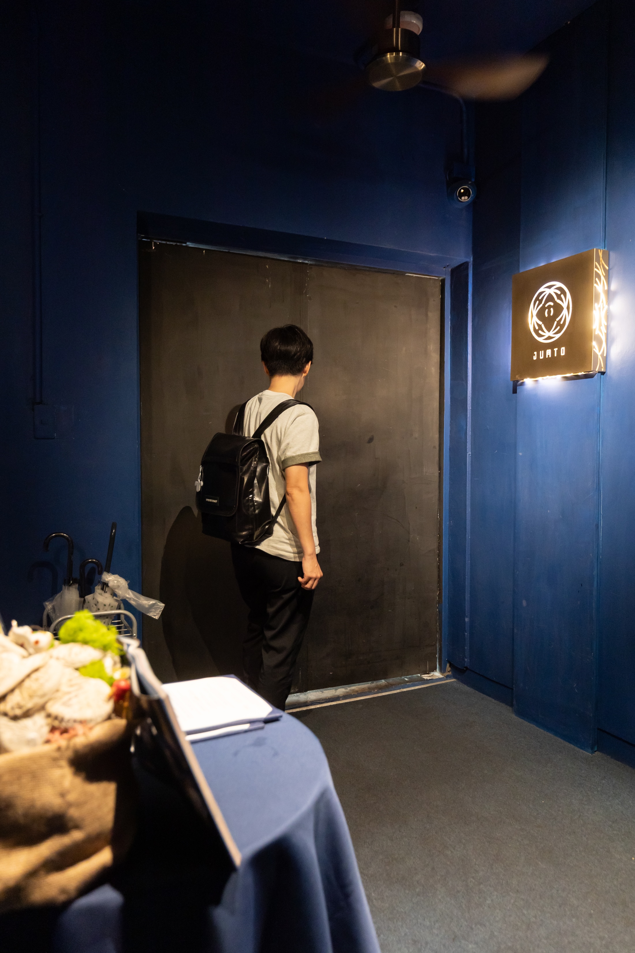 開在台北館前路上「正旅館藍」內的「JUNTO同」，座落人來人往的台北車站商圈。