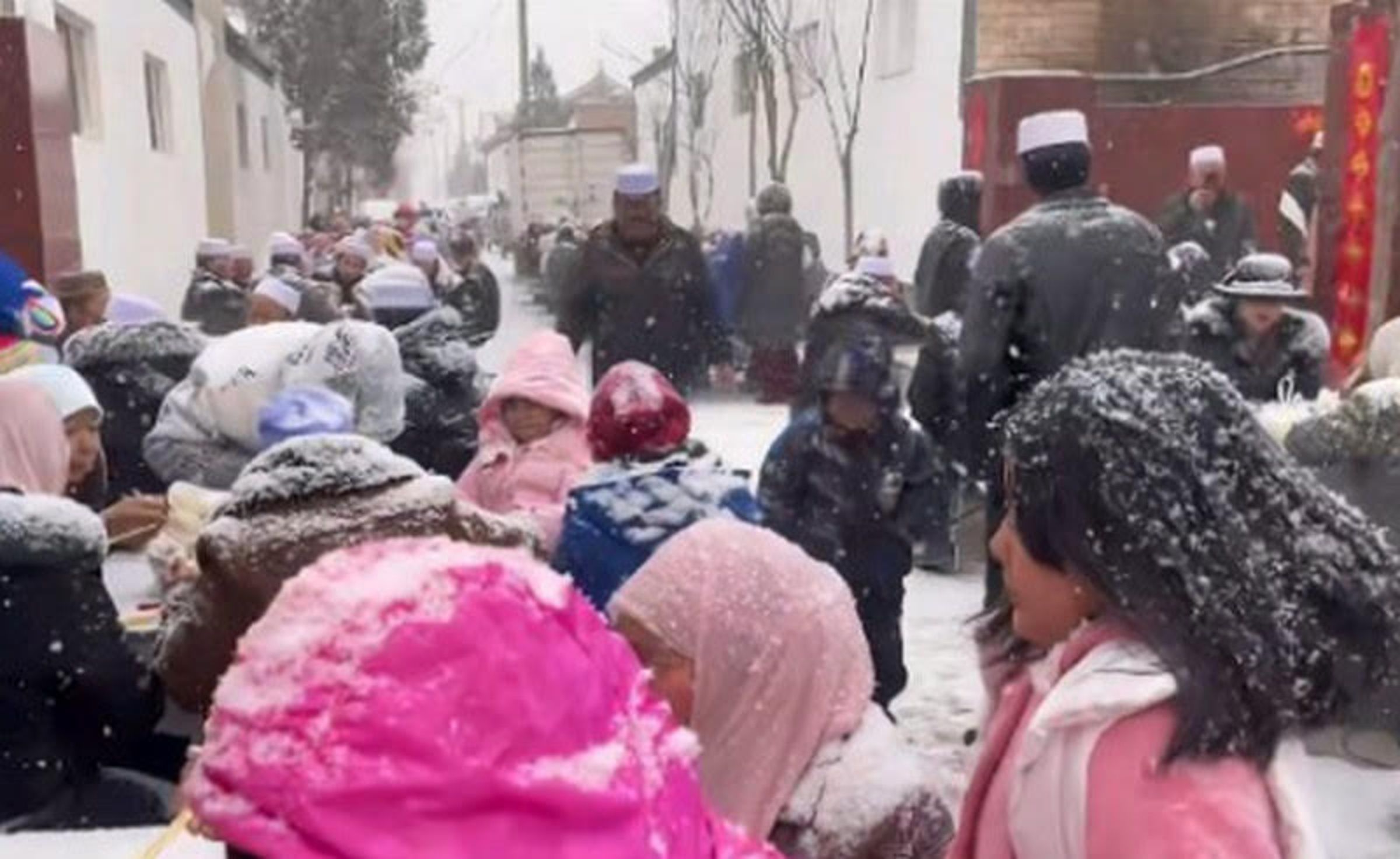 中國寧夏一對新人舉辦婚宴時巧遇大雪,賓客直接露天吃喜酒。(翻攝微博)