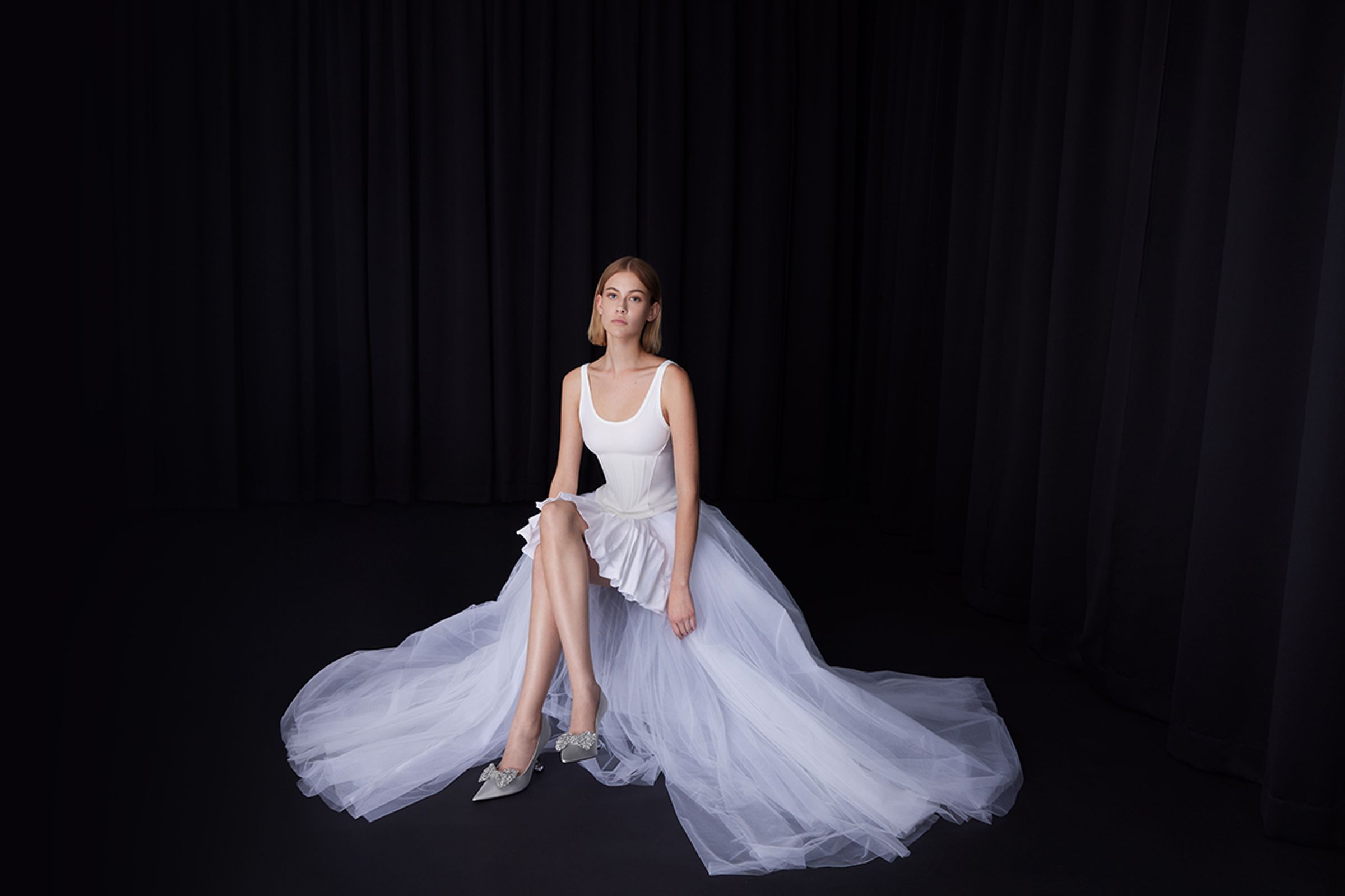 CHARLES & KEITH 2024婚禮系列。串珠蝴蝶結銀色高跟鞋NT$3,690(CHARLES & KEITH提供)