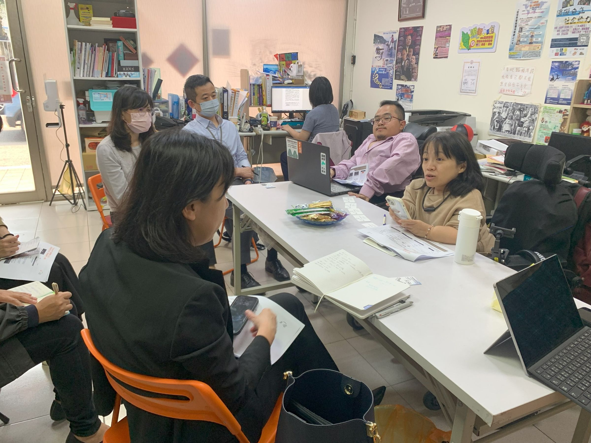 立委洪申翰與身障團體成功爭取大幅改善輪椅族於高鐵app上訂票程序。（翻攝自洪申翰臉書）
