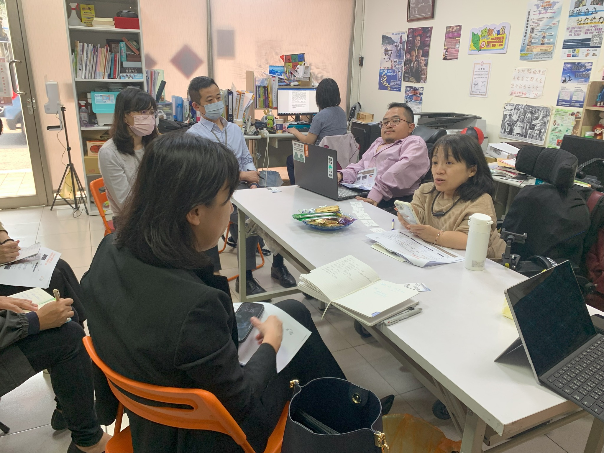 立委洪申翰與身障團體成功爭取大幅改善輪椅族於高鐵app上訂票程序。（翻攝自洪申翰臉書）