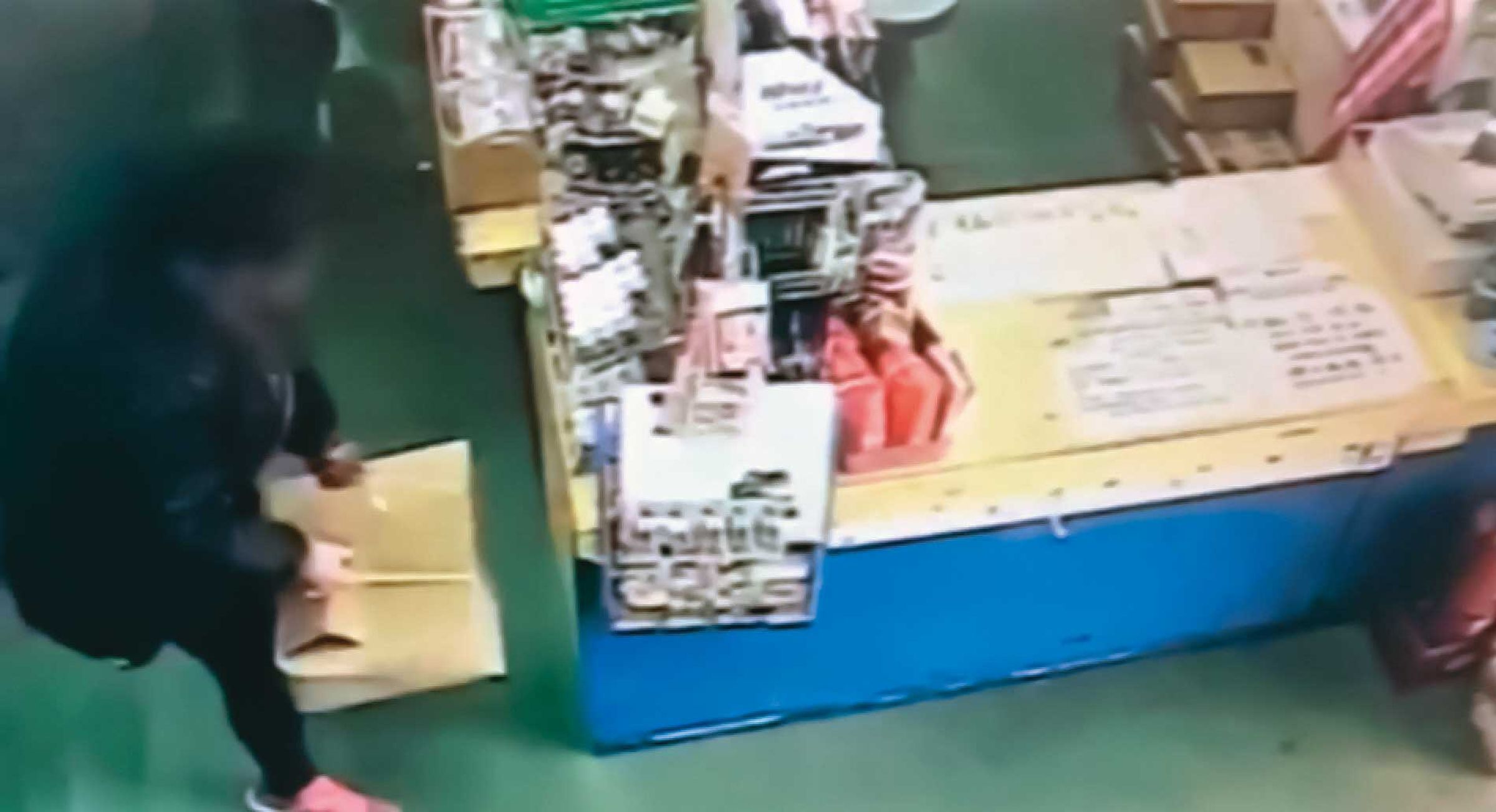 監視器拍下凶手購買水泥的畫面,警方認定她獨自犯案。(翻攝畫面)