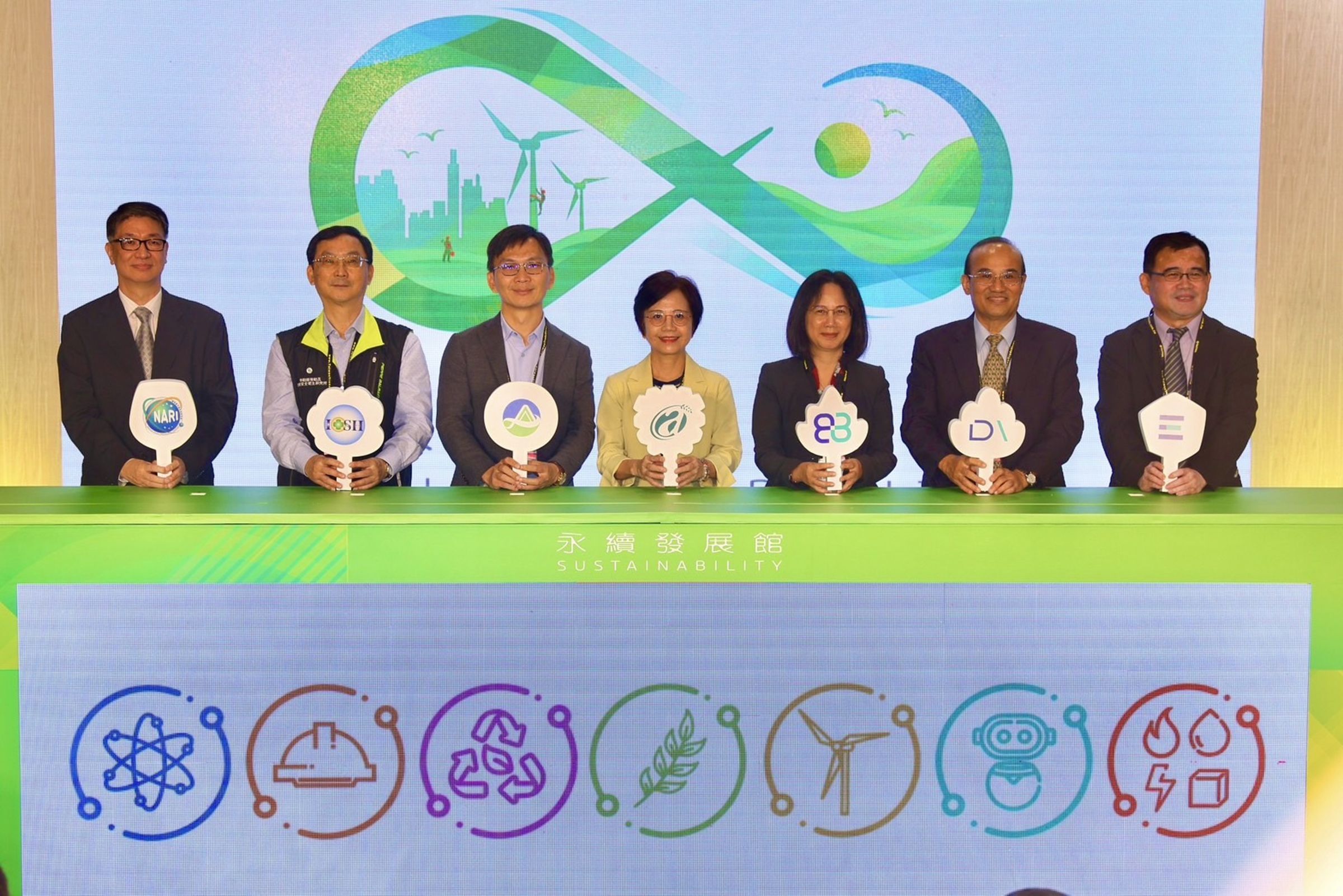 2023台灣創新博覽會永續發展館今天啟動儀式，由國原院代院長李海光、勞動部勞安所長李柏昌、循環署副署長王嶽斌、農業部農業科技司長李紅曦、經濟部能源署主秘翁素真、產發署署長連錦漳 、國營司專委劉起孝等嘉賓 ，共同合影。（農業部提供 ）