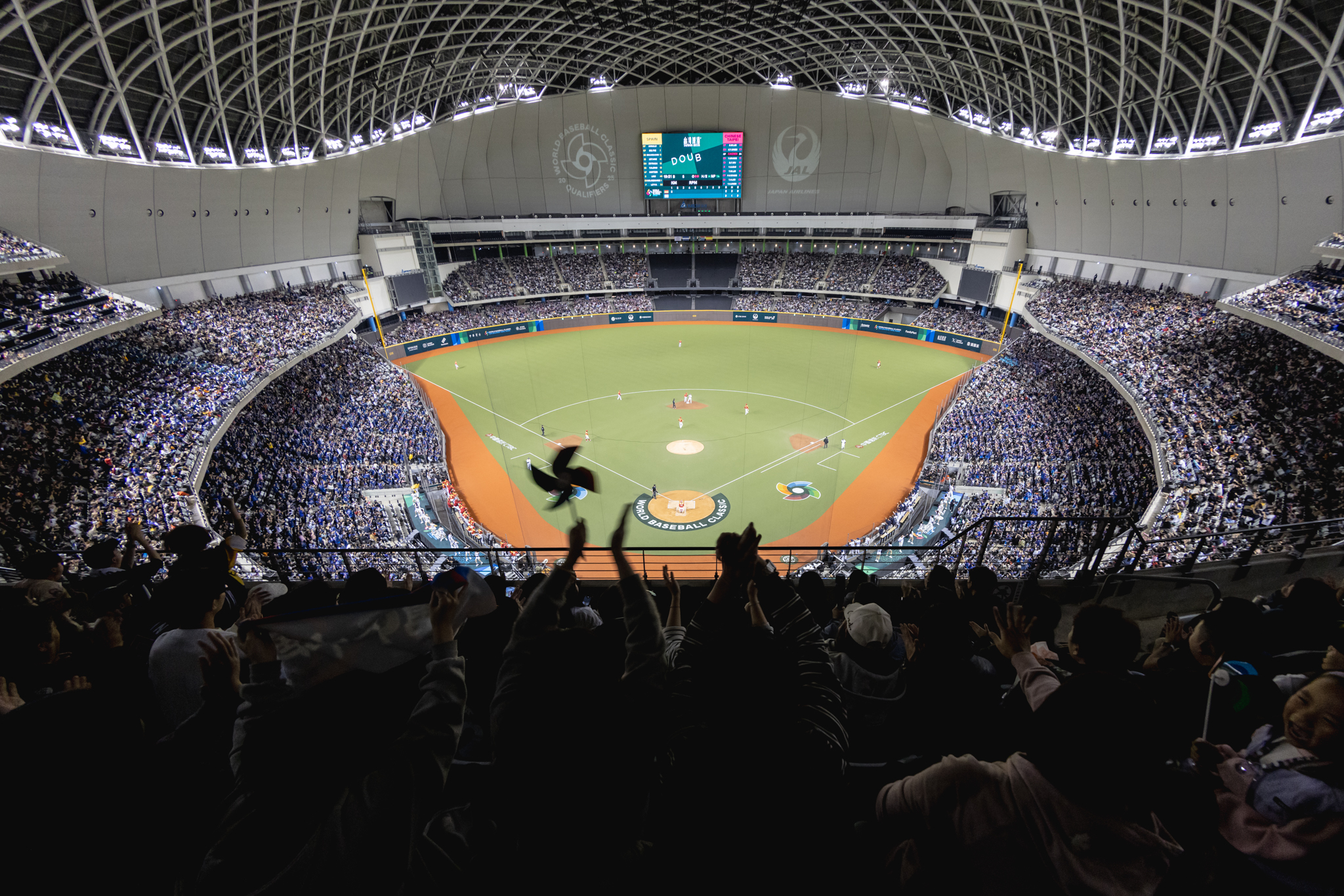 台灣隊於WBCQ期間違規使用電子設備，遭罰2萬美金。圖為首戰對決西班牙隊畫面。（棒協提供）