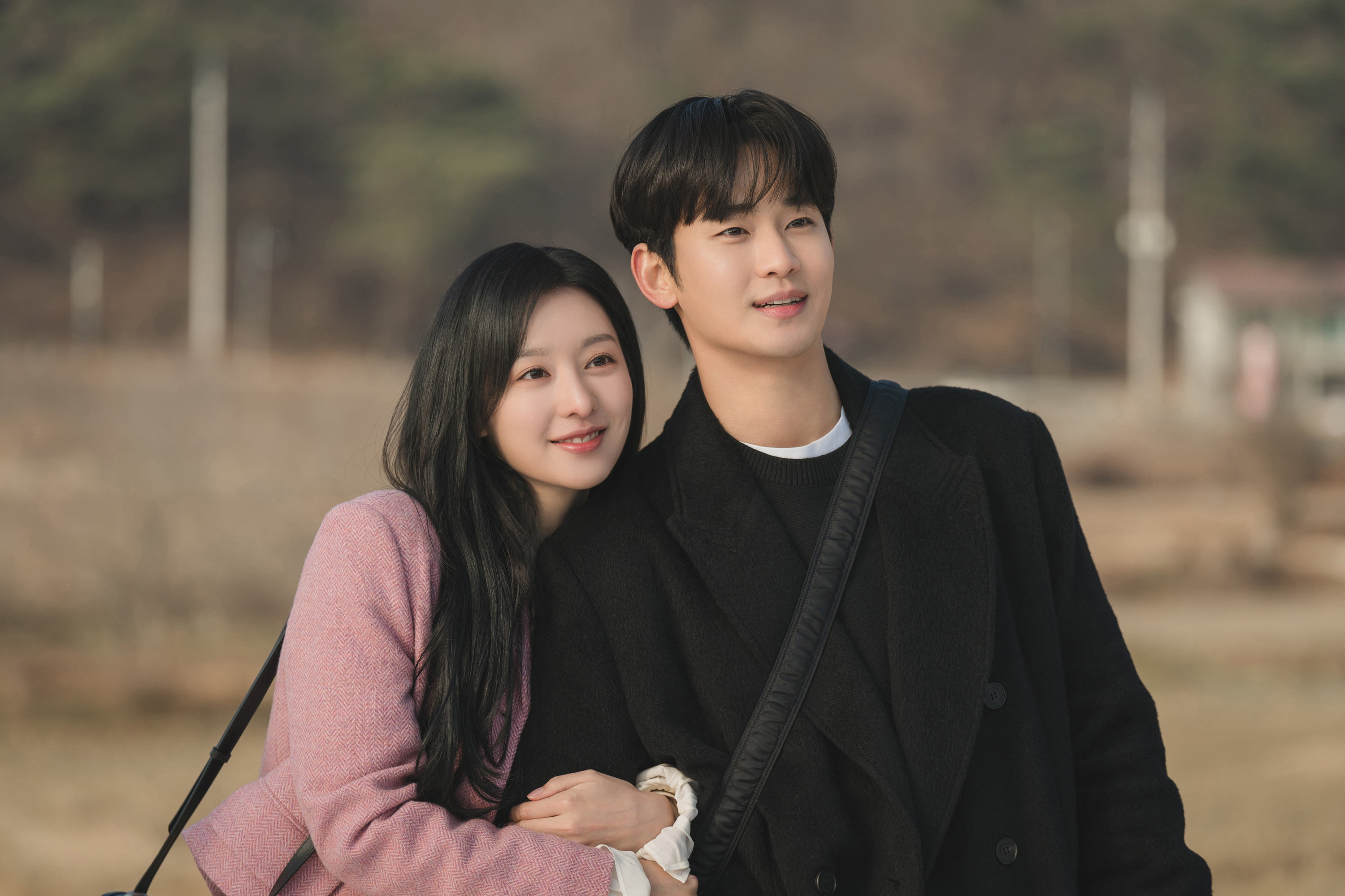 金智媛（左）與金秀賢主演韓劇《淚之女王》透過Netflix在全球同步播映，引發熱烈迴響。（Netflix提供）