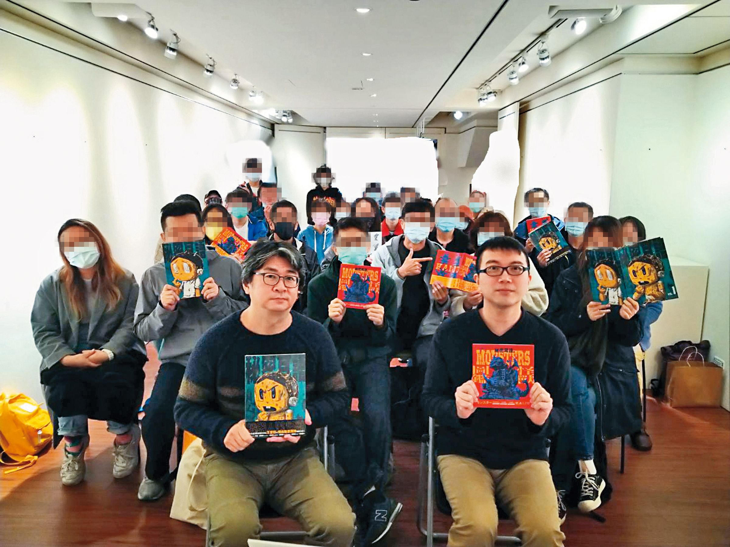 王登鈺(前排左一)出席《秘密耳語之怪獸圖鑑》講座,與鑽研怪獸多年的作家唐澄暐(前排右一)對談,吸引讀者前來。(大塊文化提供)