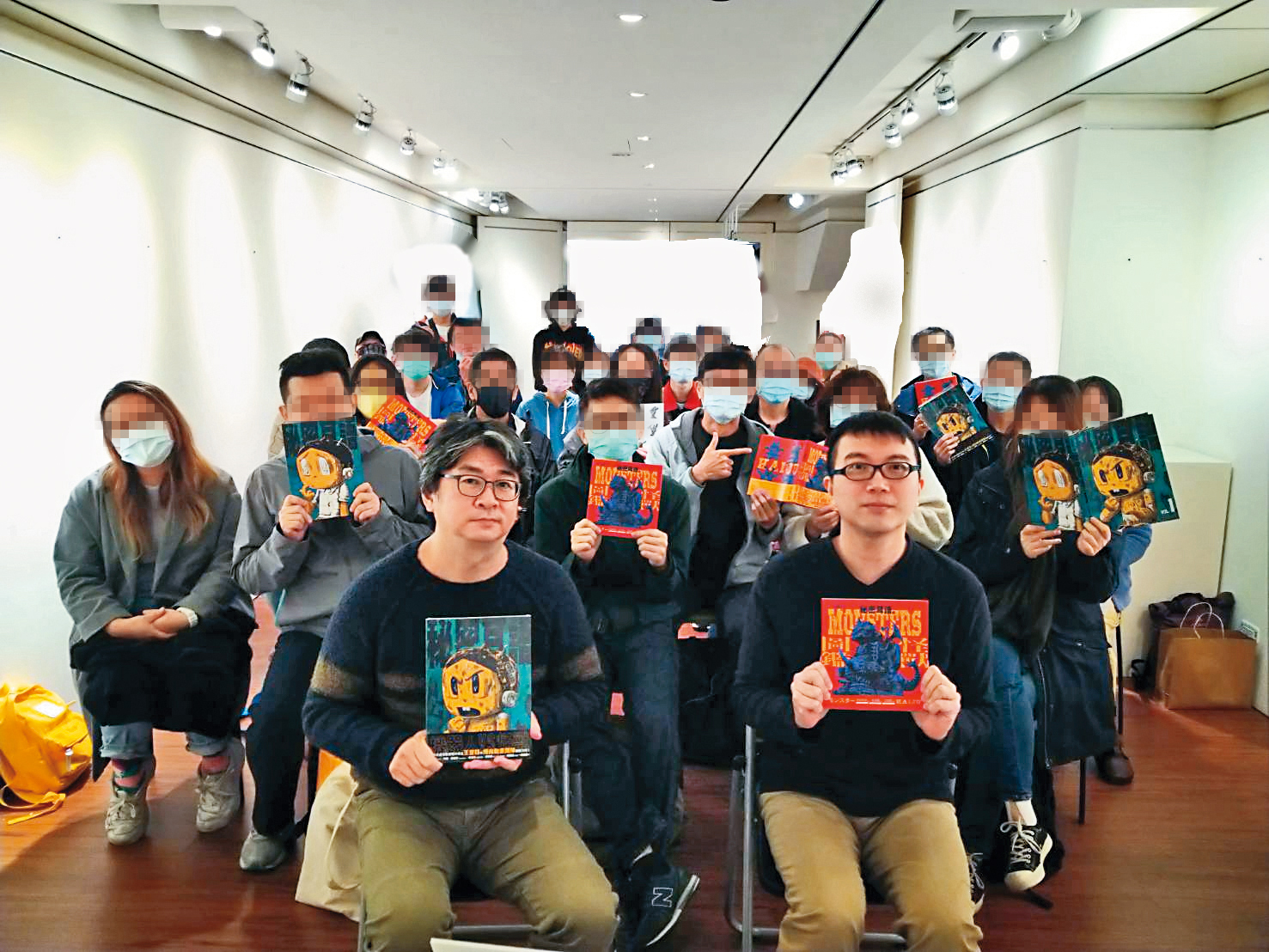 王登鈺(前排左一)出席《秘密耳語之怪獸圖鑑》講座,與鑽研怪獸多年的作家唐澄暐(前排右一)對談,吸引讀者前來。(大塊文化提供)