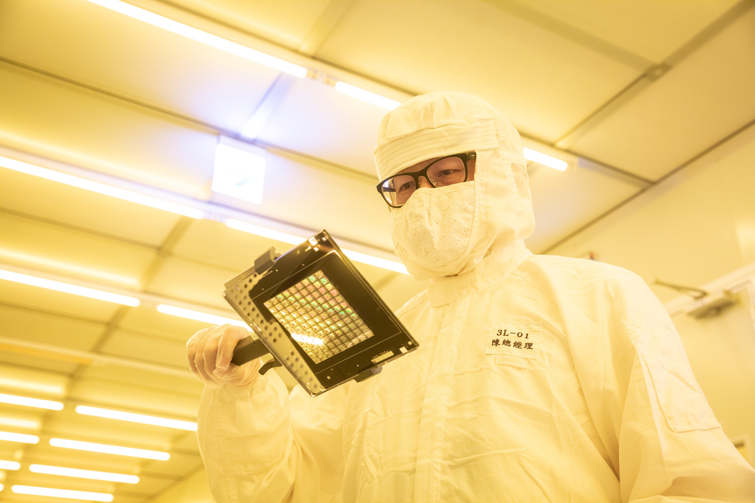 陳立惇擔任台灣光罩總經理後，首先提升製作晶片用的光罩製程技術與良率，而這也是取得客戶信任的一個很重要的基礎。