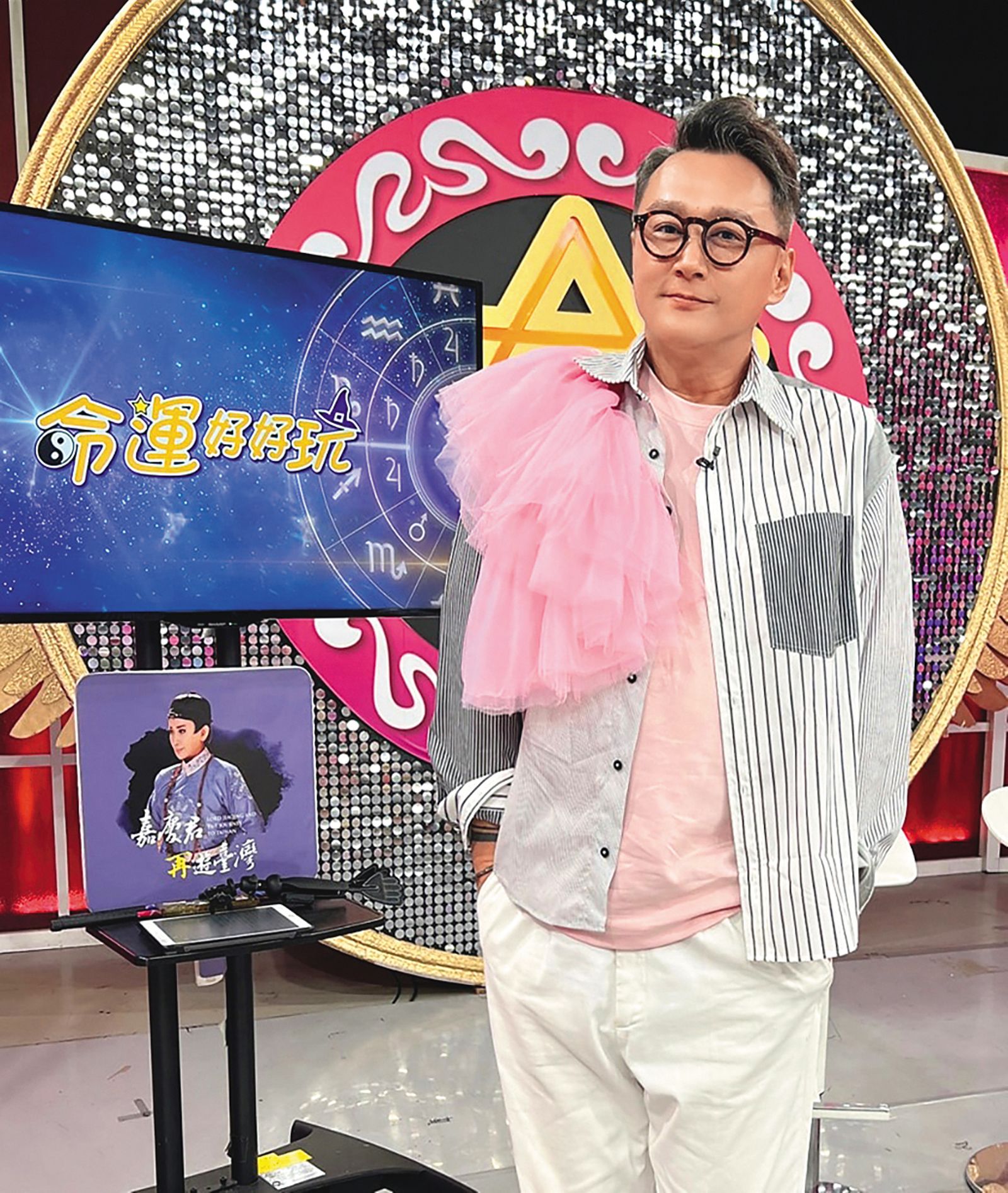 即使身邊女主持人來來去去，但何篤霖始終穩坐主持位，已成《命運好好玩》代名詞。（翻攝自何篤霖臉書）