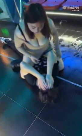 不少網友被女生的「乳浪滔滔、波濤胸湧」驚艷到。(翻自微博)
