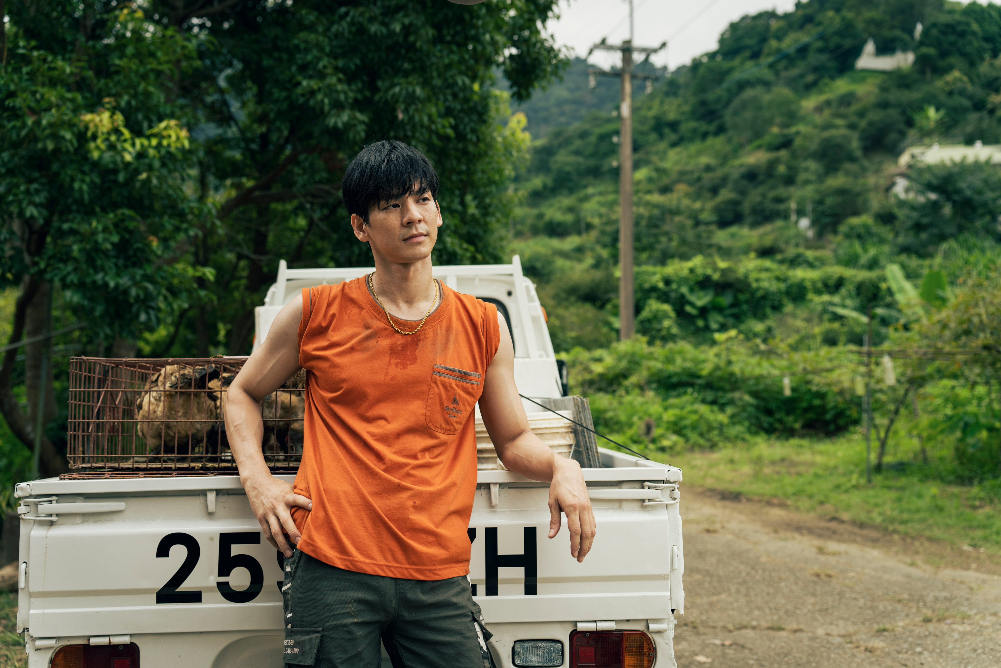 林柏宏演雞農，自然即興的演出被導演剪進電影裡。（伯樂影業提供）