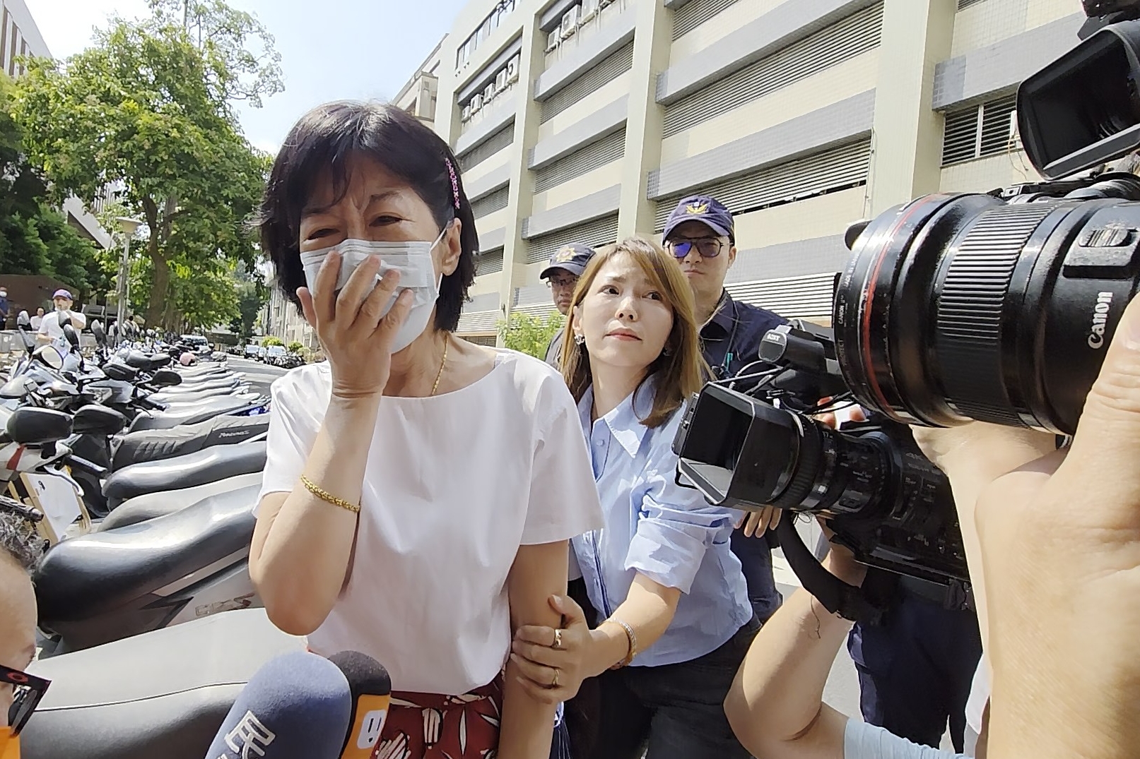 陳佩琪昨淚眼目送囚車，今傳出柯文哲將交保，她將親自去北院接老公回家。資料照（鏡報姜永年）