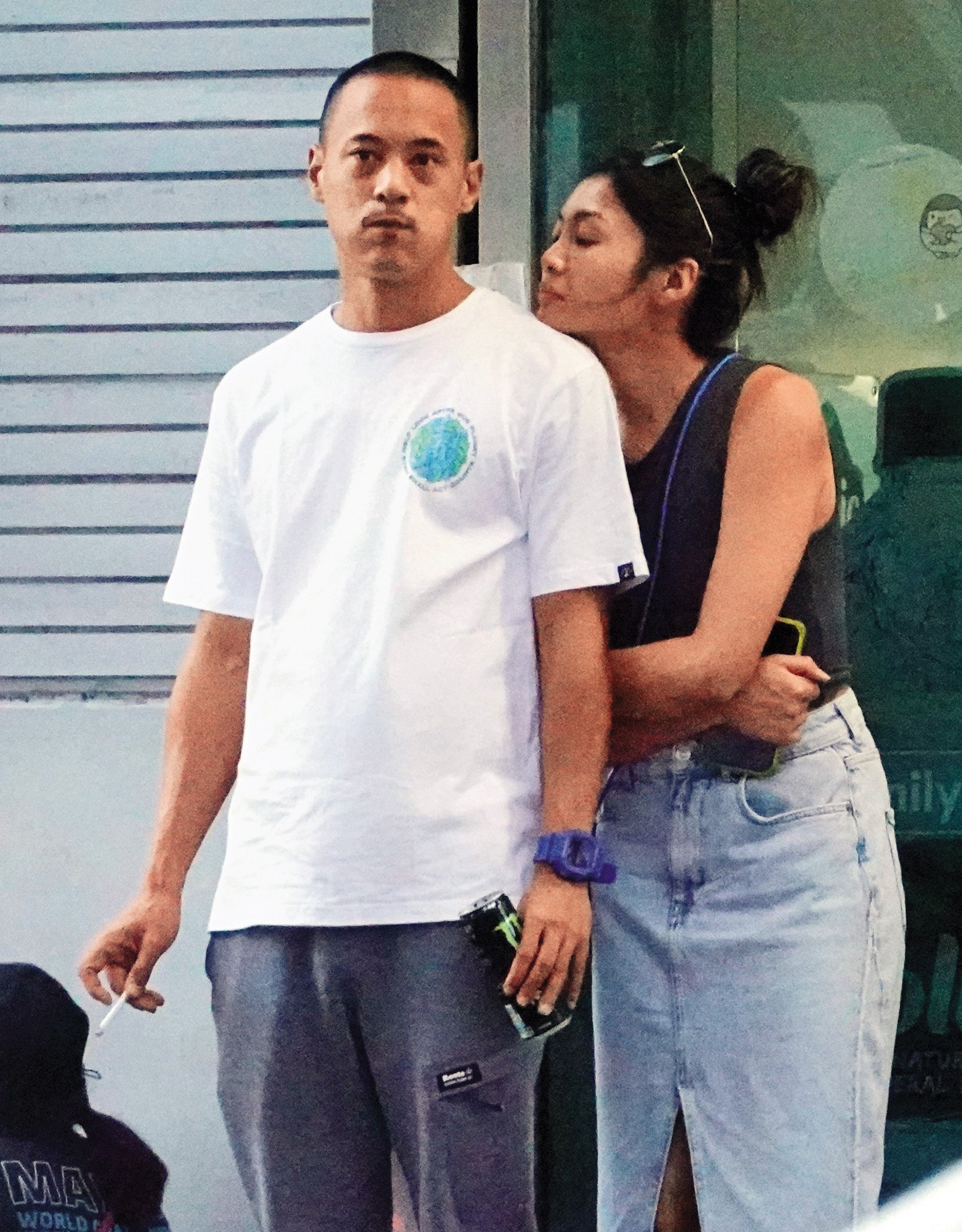 去年本刊直擊蔣友青（左）和老婆周玟君（右）在市區逛街，老婆還親暱地把頭靠在他身上。