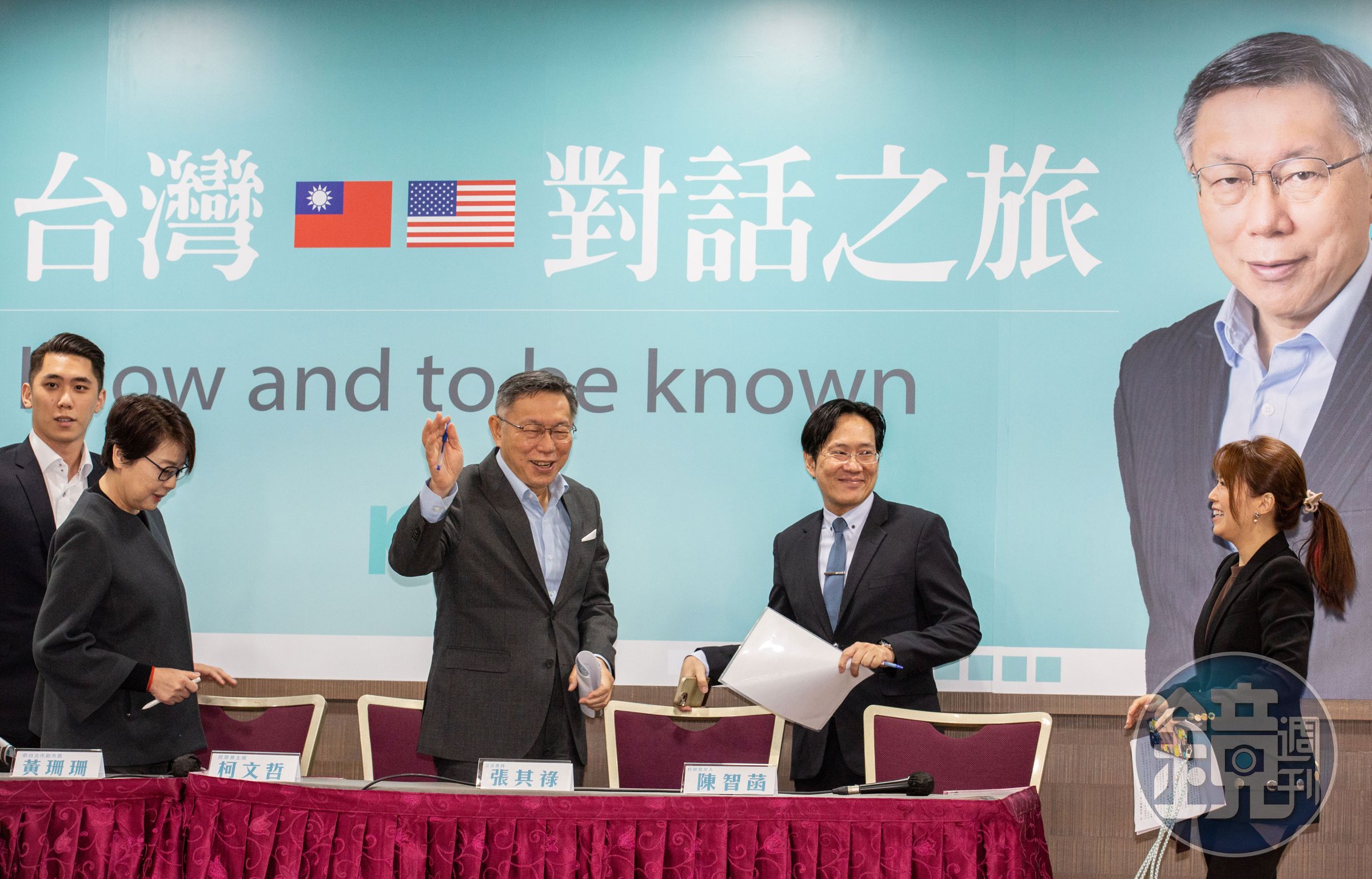 柯文哲（中）認為自己是美、中都能接受的人。