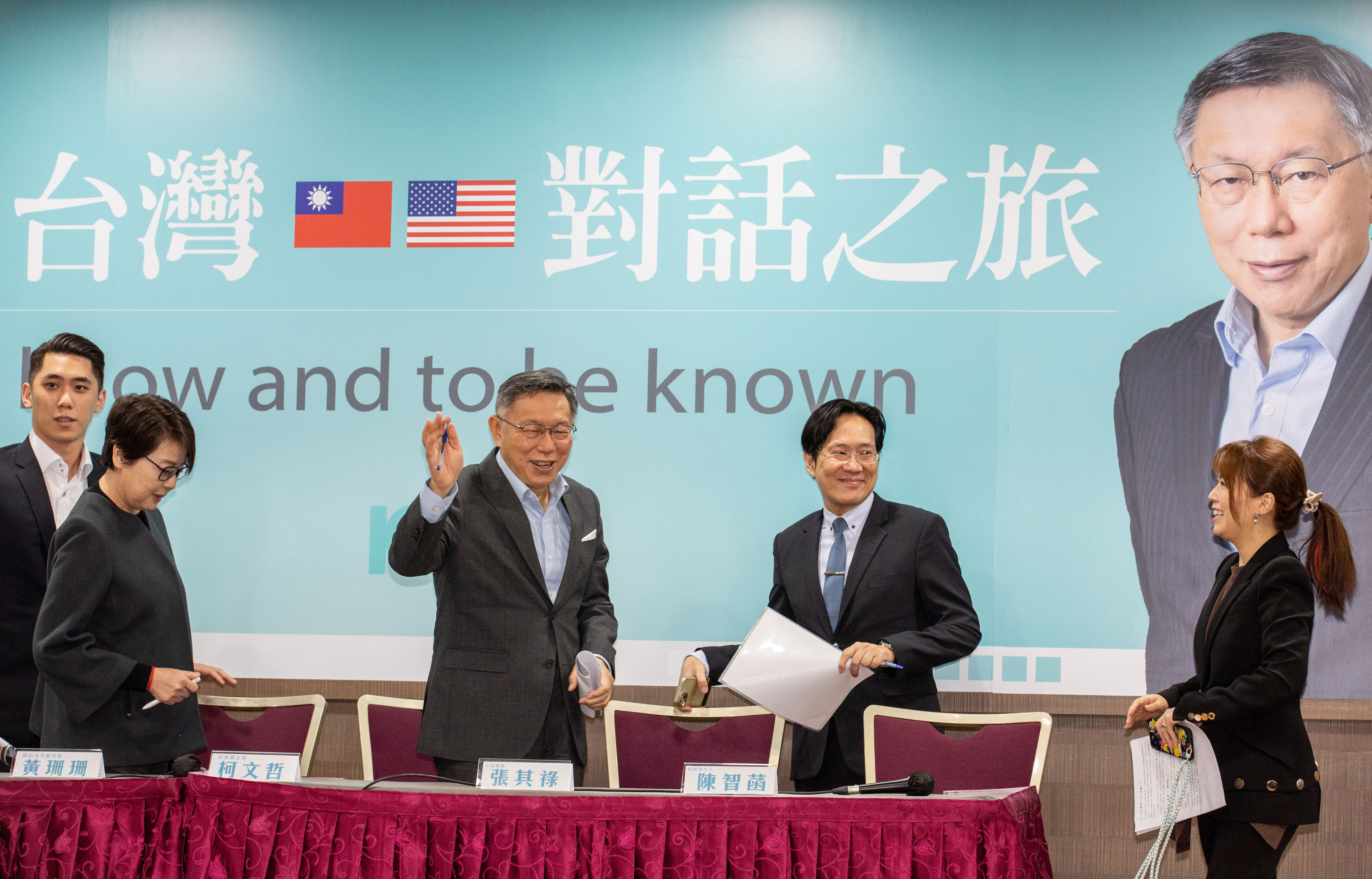 柯文哲（中）認為自己是美、中都能接受的人。