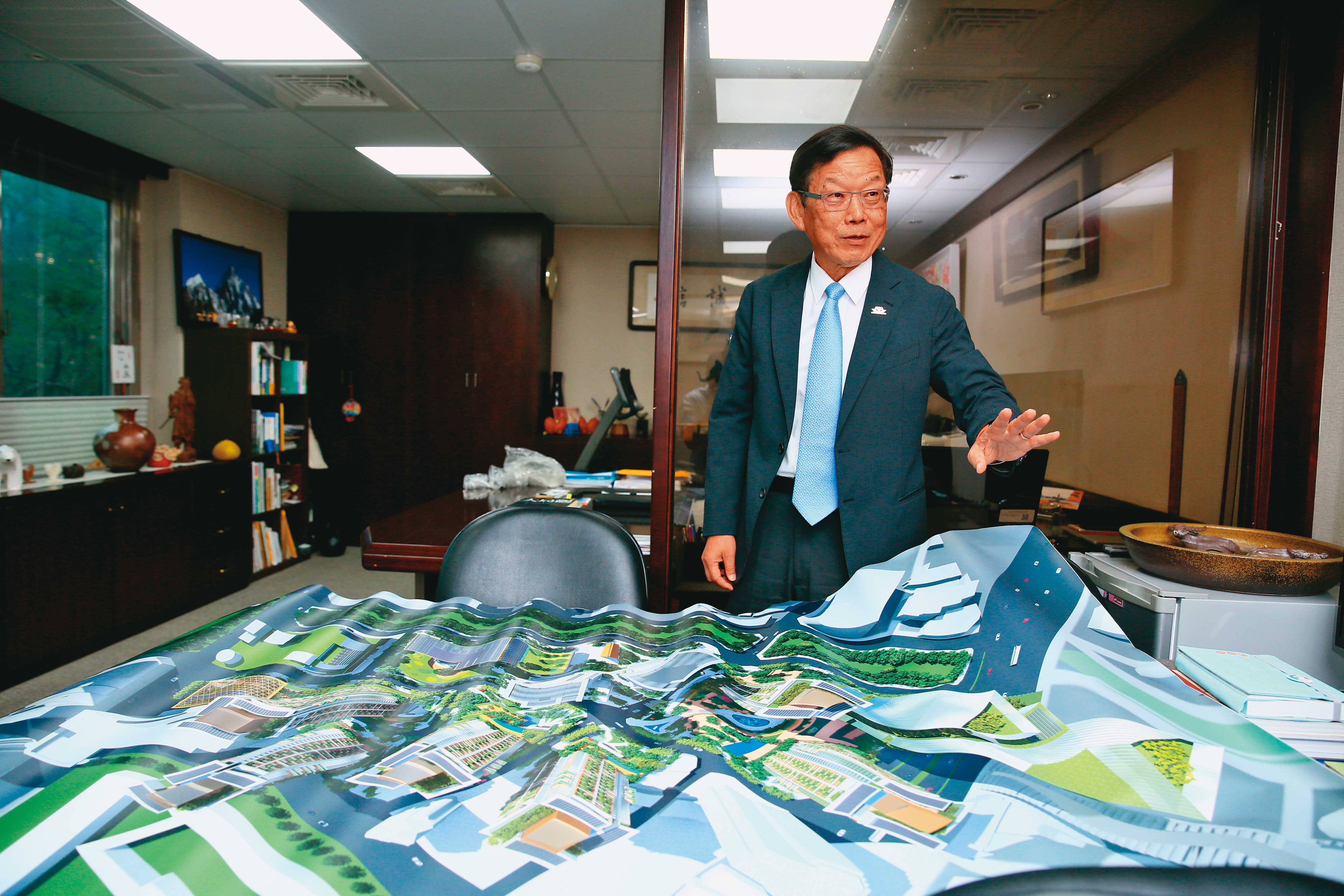 打開比辦公桌還大的草悟道地圖，林廷芳透露光是地圖就有好幾代版本，藉此代表集團不斷整合開發該區。