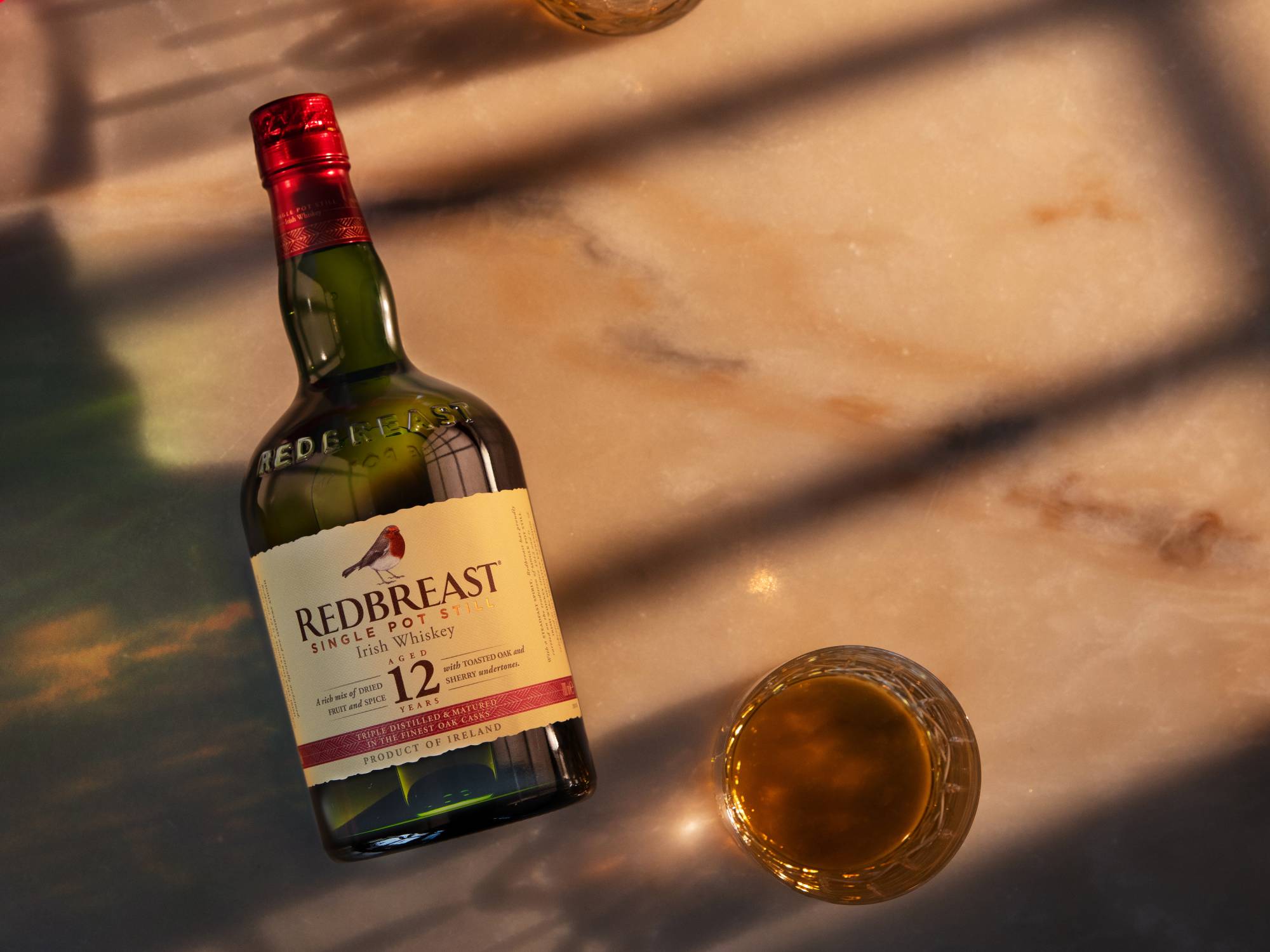 「紅馥知更鳥」堅持保留愛爾蘭傳統的單一壺式蒸餾器威士忌製程，並採用三次蒸餾的工藝，賦予酒體更加柔順的口感。