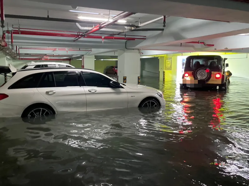 竹北大淹水，許多車因此受損。（吳旭智提供）