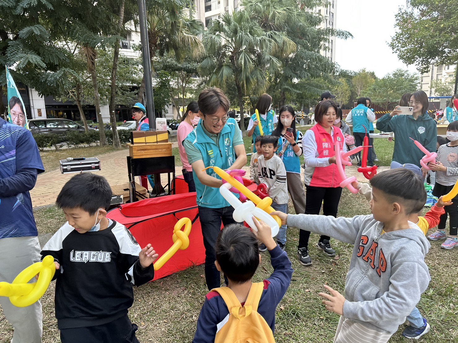 立法委員參選人江肇國在樹仁公園舉辦親子活動。（江肇國服務處提供）