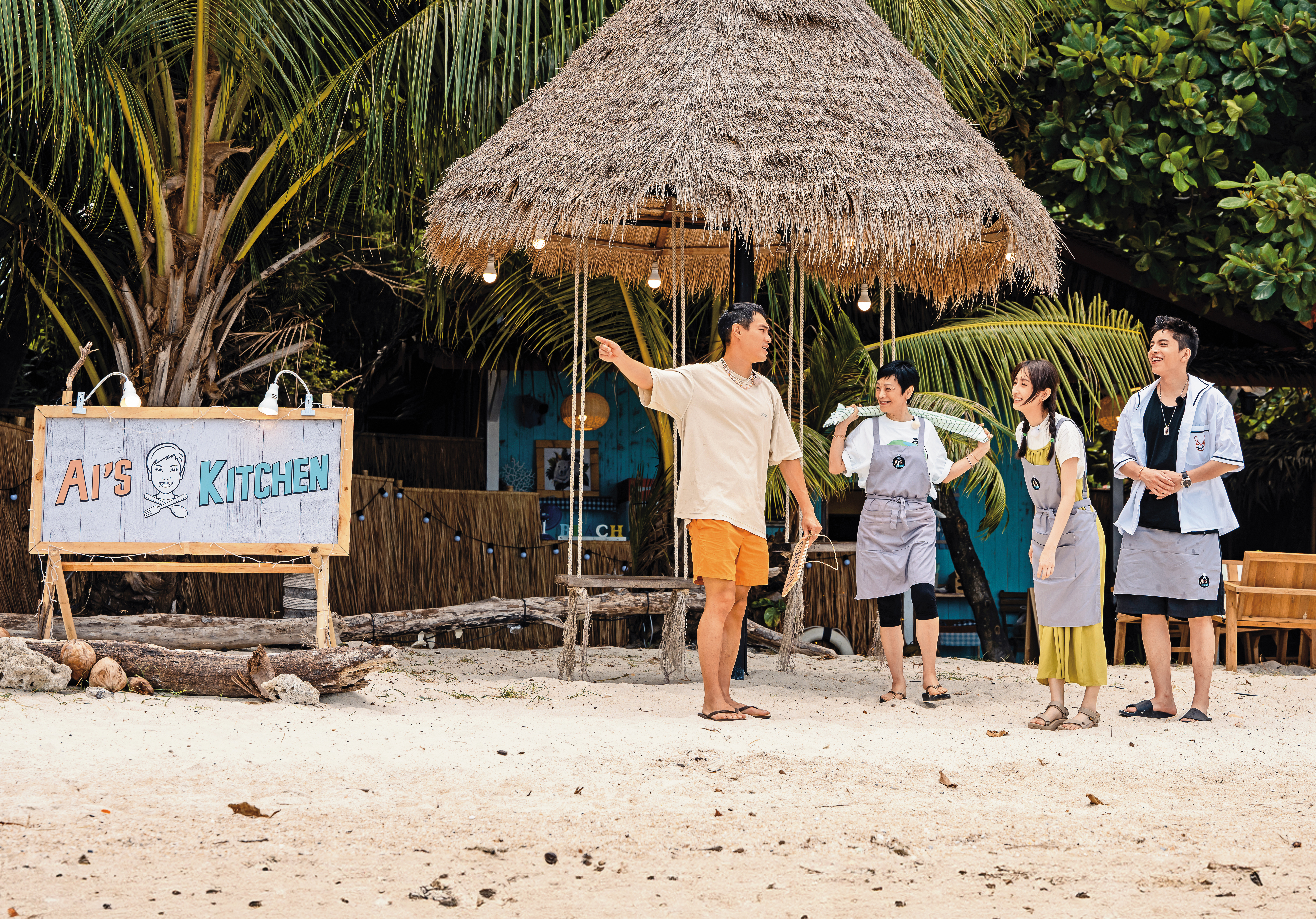 楊祐寧（左起）、張艾嘉、柯佳嬿、王大陸赴泰國蘇梅島經營艾嘉食堂。（泰坦星文創提供）