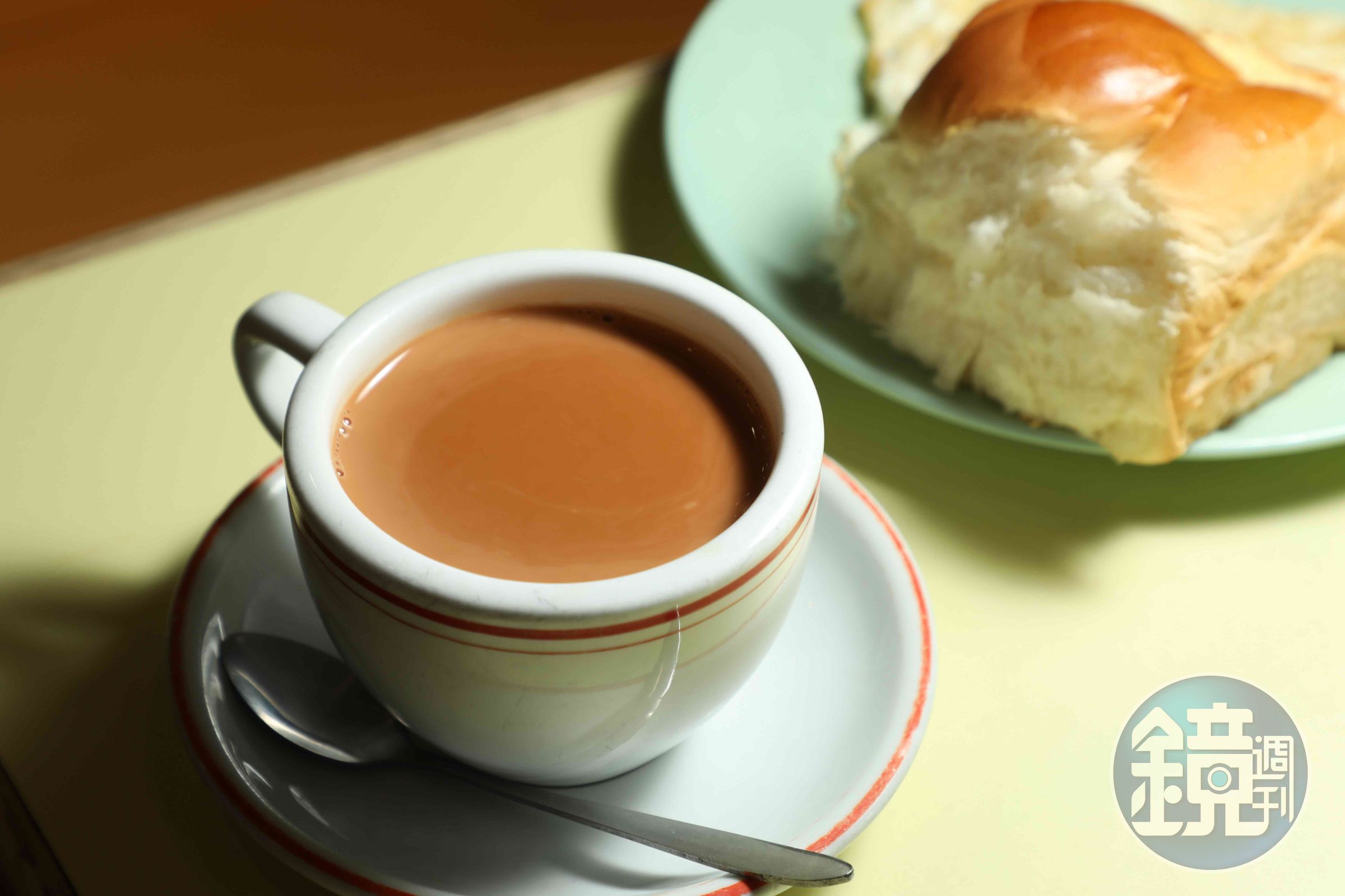 金園的奶茶以2至3種茶葉調配茶膽,茶味香氣明顯。(港幣21元/杯,約NT$86)