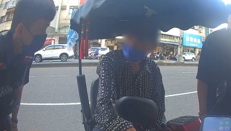 警方與熱心民眾聯手協助，讓劉爺爺平安返家。（翻攝畫面）