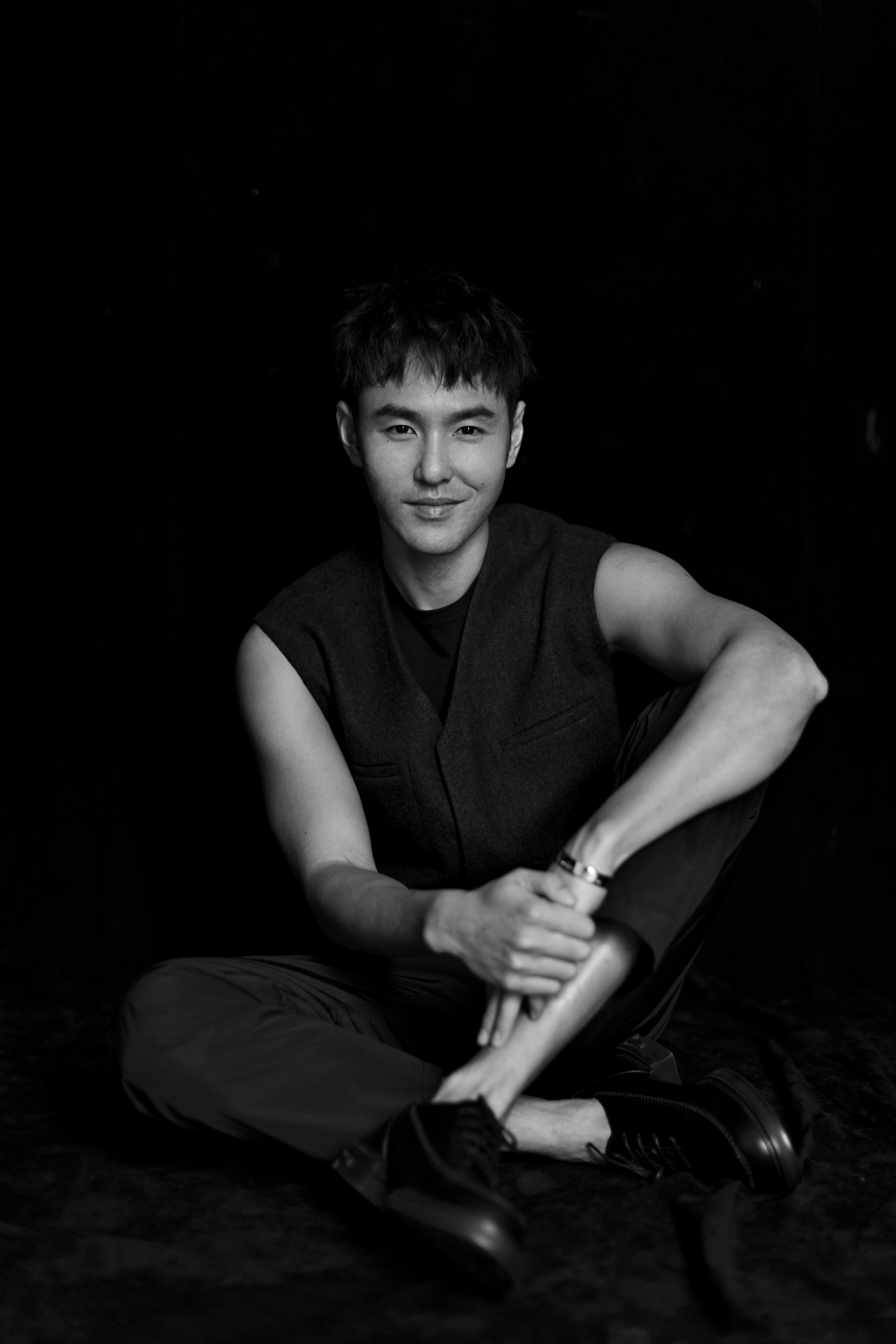 演完一部作品很快樂， 不過阮經天不否認， 還是覺得買衣服很快樂， 或是跟朋友吃吃飯，那都很快樂。 現在的他，很放鬆。
