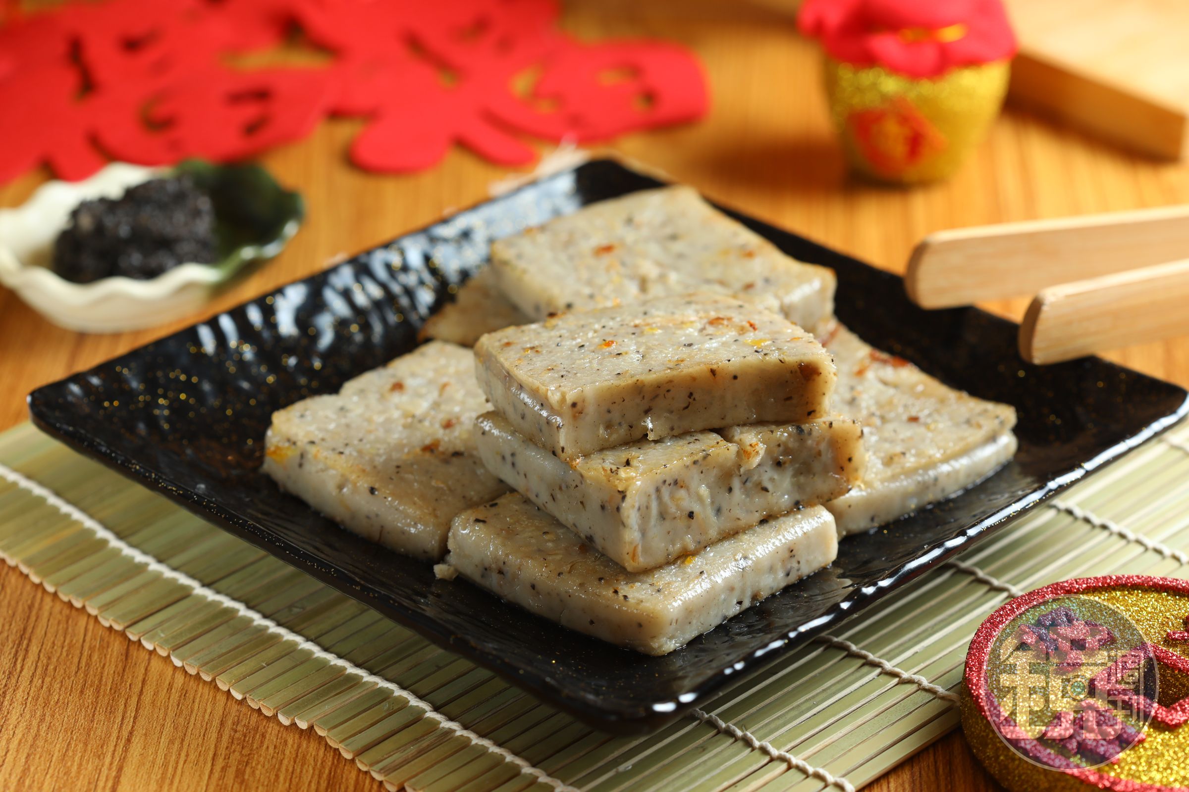 農曆新年期間限定的「義式黑松露肉燥蘿蔔糕」，採用義大利松露醬與松露油製作，不沾醬就很香。（289元／條）