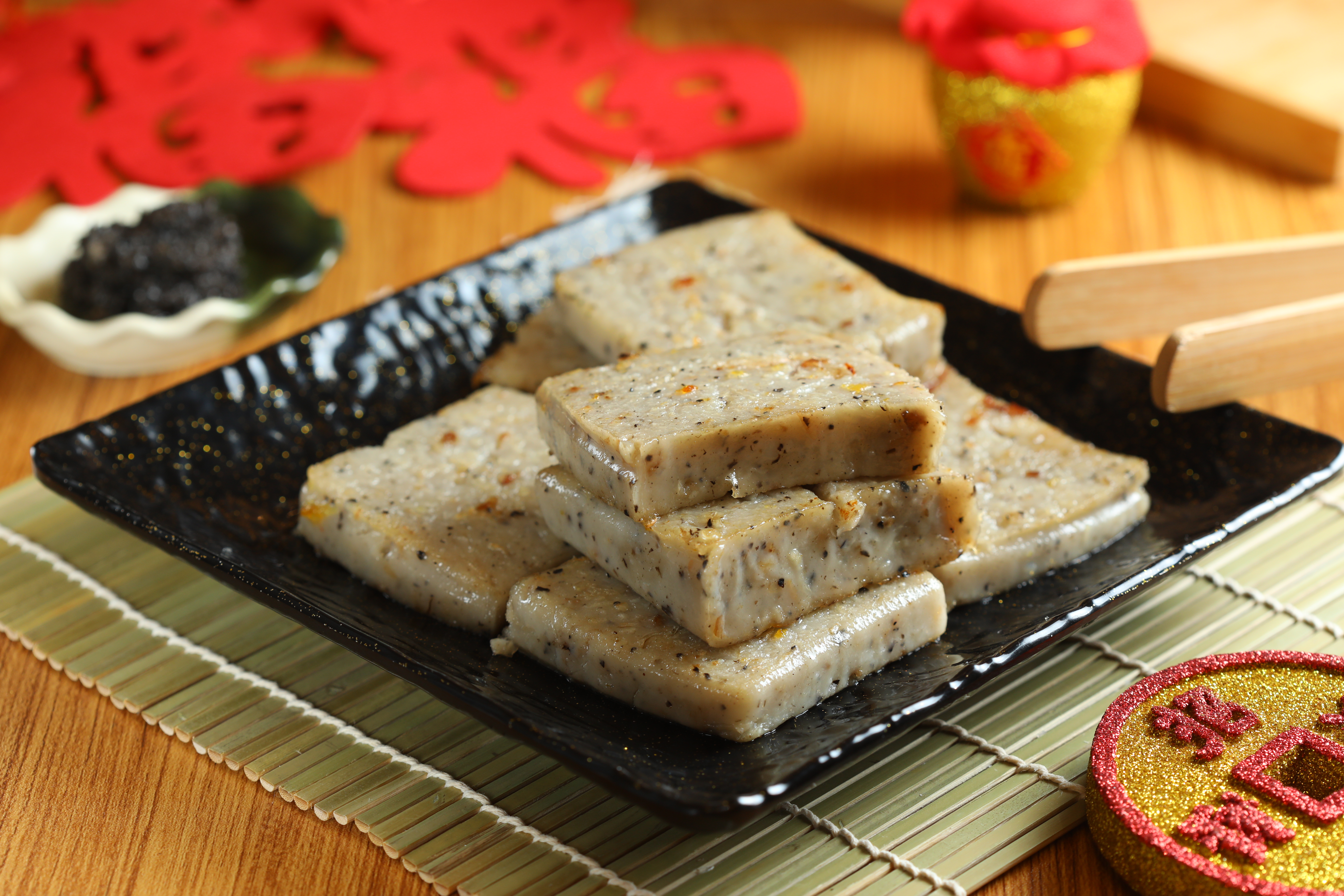 農曆新年期間限定的「義式黑松露肉燥蘿蔔糕」，採用義大利松露醬與松露油製作，不沾醬就很香。（289元／條）