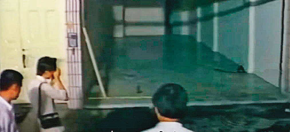 殺警案爆發後，警方重回現場採證。（翻攝東森新聞）