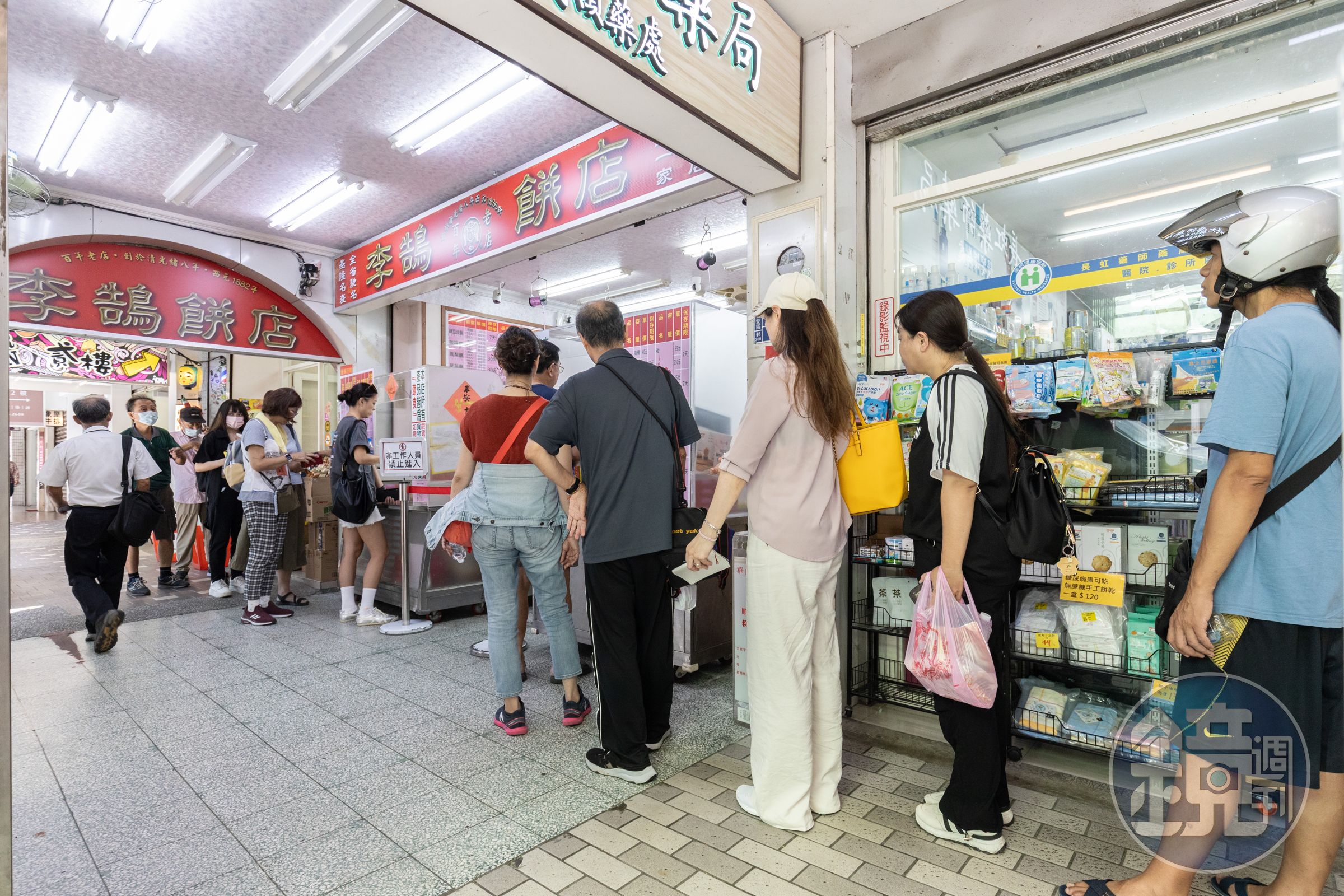拍攝時恰逢中秋節前，李鵠餅店門口自然是大排長龍。