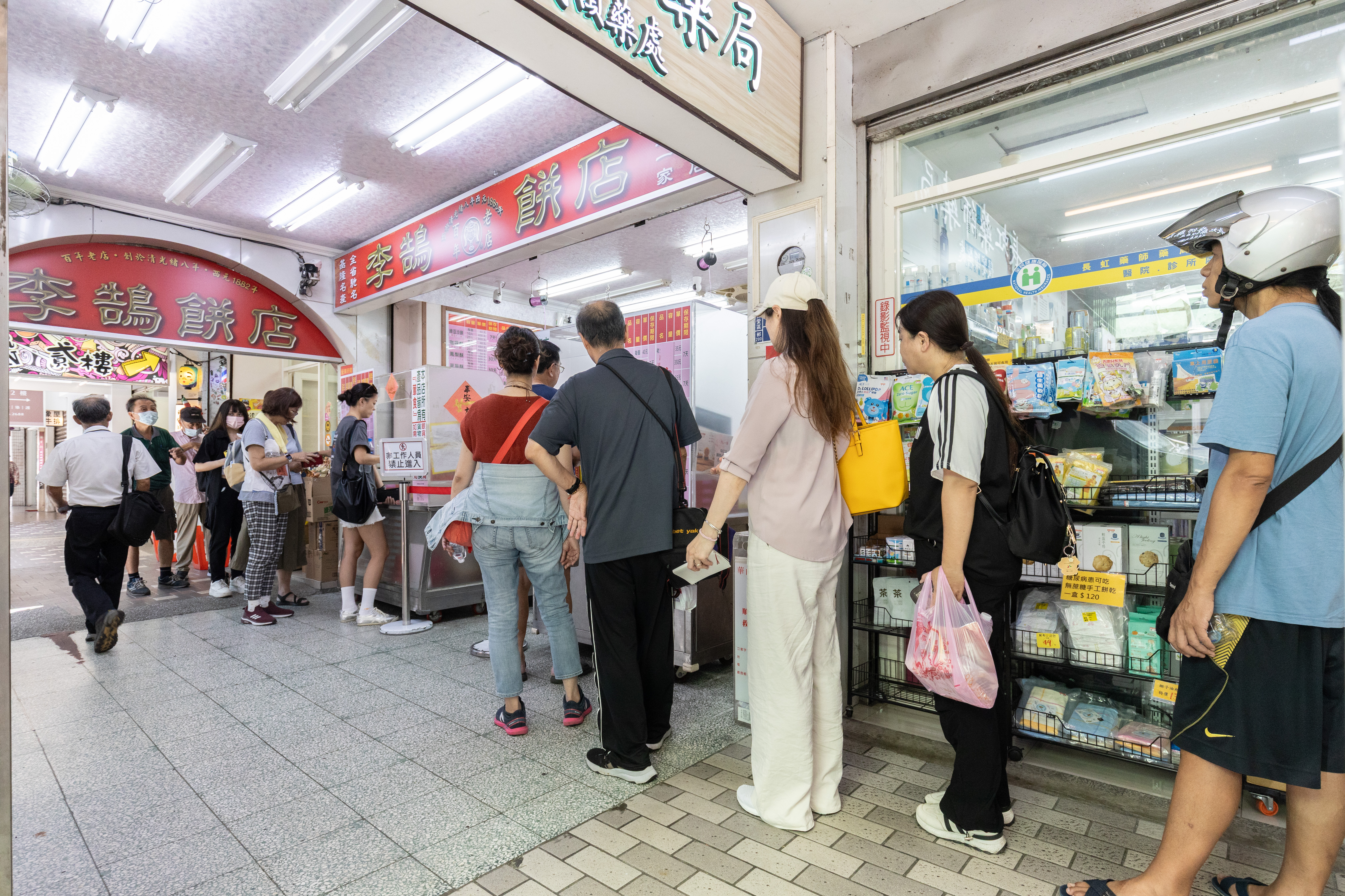 拍攝時恰逢中秋節前，李鵠餅店門口自然是大排長龍。