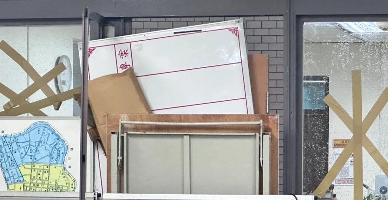 中颱山陀兒今日中午登陸高雄小港，風暴強勁，將三民一警分局偵查隊落地窗吹破。（翻攝畫面）