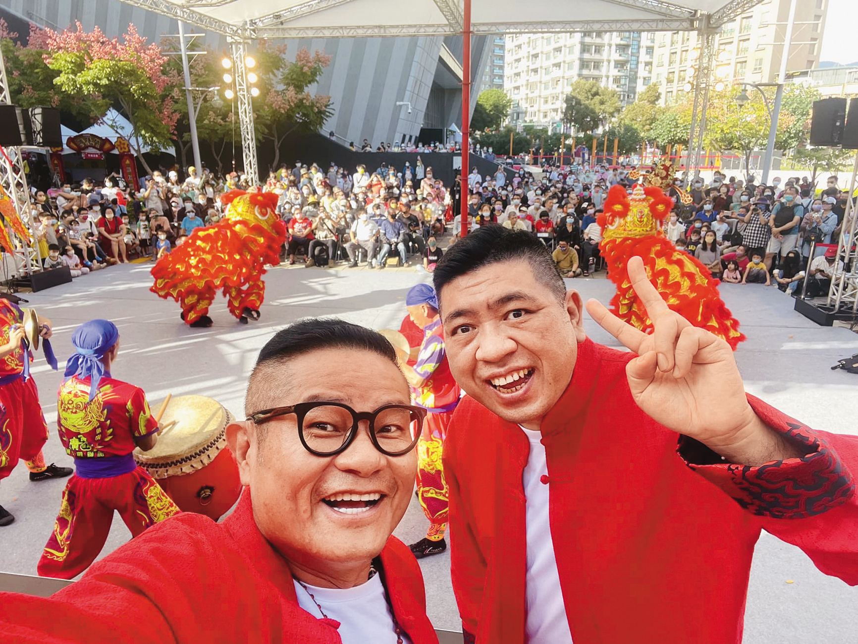 許效舜（左）與NONO（右）昔日都是「石頭家族」成員，兩人經常一起出席活動、上節目。（翻攝自NONO臉書）