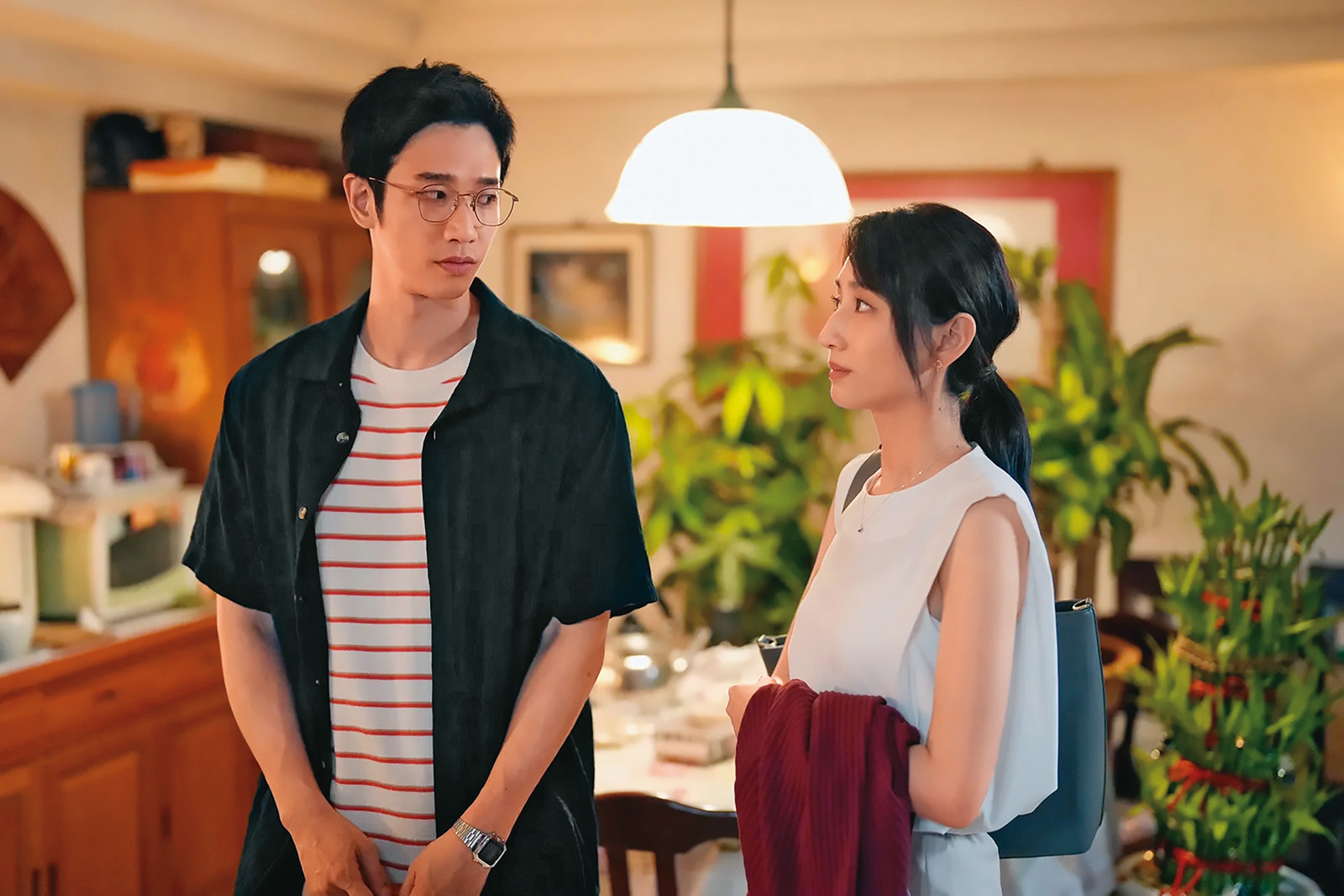 劉以豪（左）今年的另一作品，是在《童話故事下集》演出媽寶人夫，角色廢到讓柯佳嬿（右）傻眼。（Netflix提供）