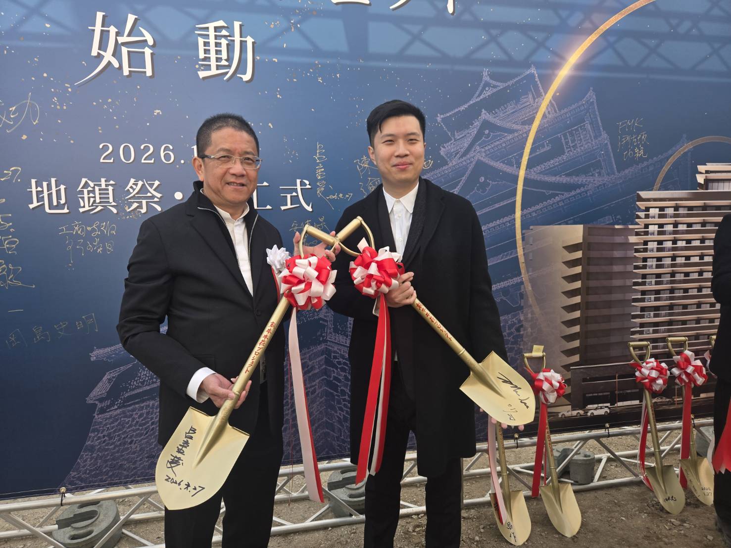 呂金發(左)的長子呂維哲(右)於美國紐約普瑞特藝術學院建築系畢業,他進入公司後引進許多國際級的建築師合作。熊本案也是由他主導。