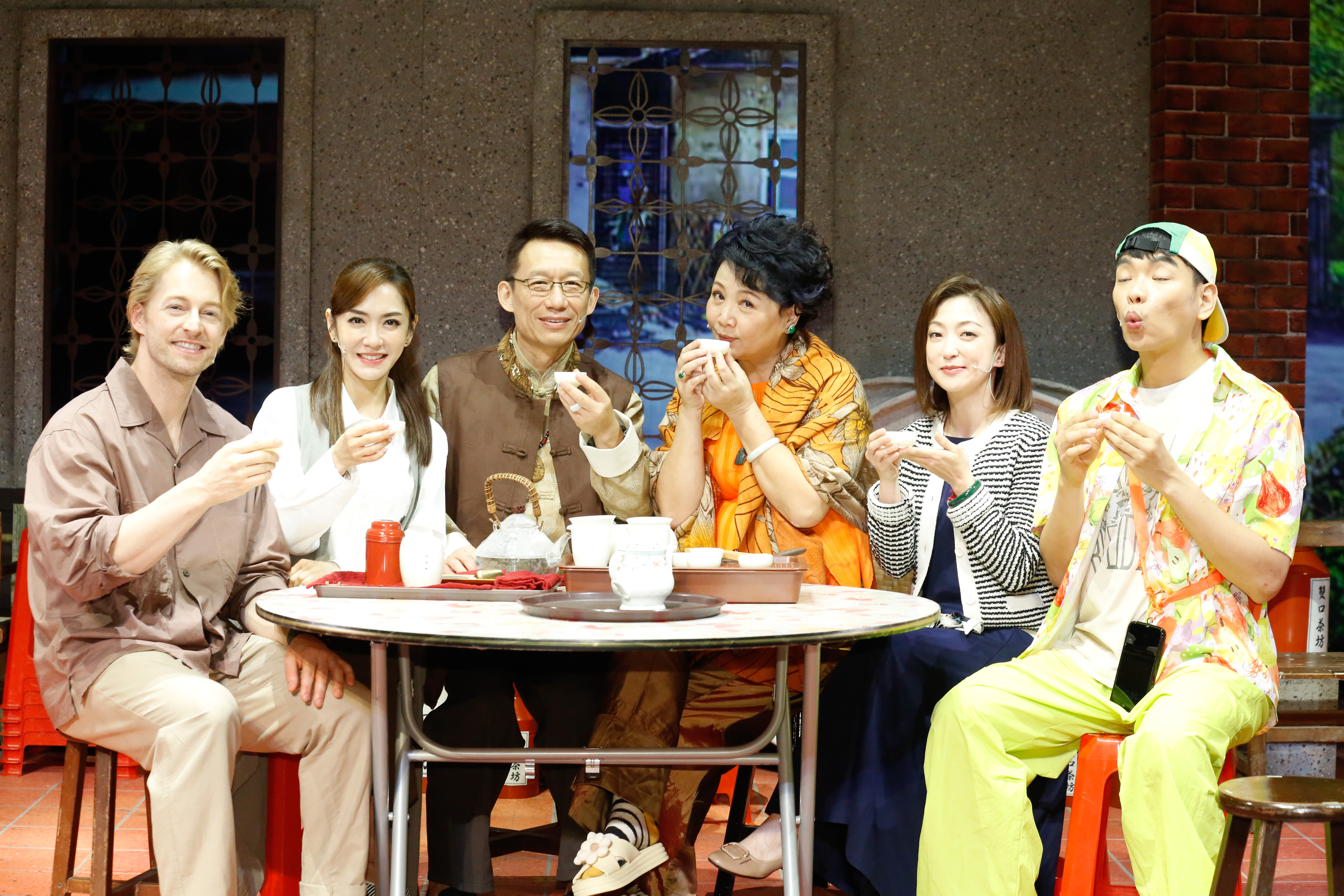 春河劇團舞台劇《把我娶回家》是講述法比歐（左一）撿到紅包，準備與意外去世的茶行孫女冥婚的故事。