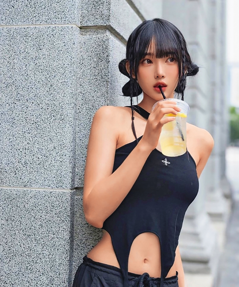 七七有著被封為「AI女神」的美貌，更傳出是白富美、美籍華裔的人生勝利組。（翻攝自七七IG）