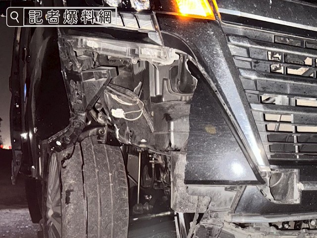 黃偉哲公務車車頭受損。（翻自《記者爆料網》）