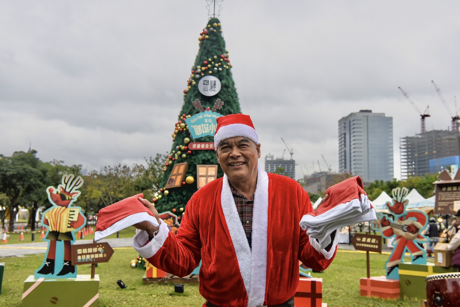 好眼熟的耶誕老人，原來是《賽德克‧巴萊》男主角林慶台。（MOYO CITY提供）