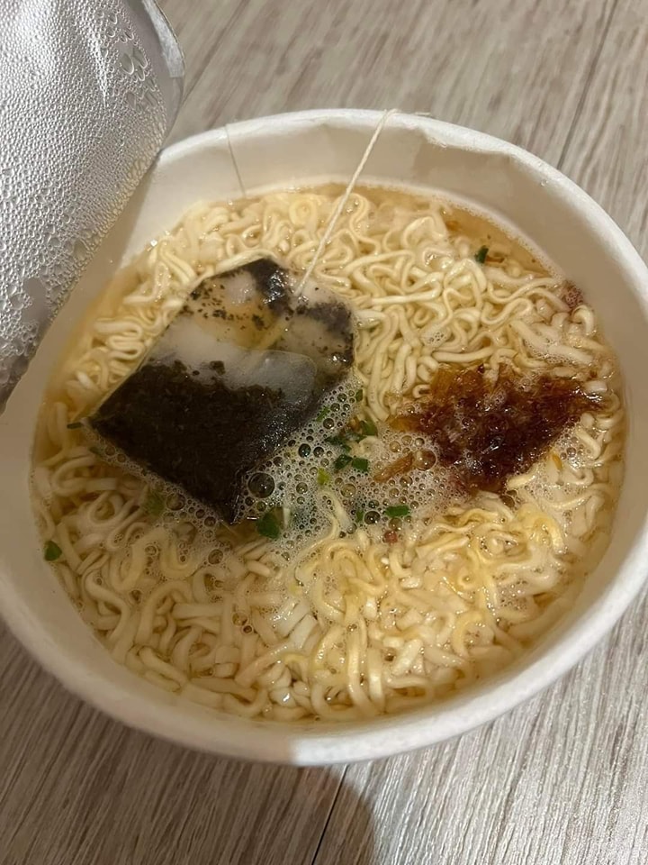 網友推薦可在泡麵中加入一個茶包，解膩又清爽。（翻攝自廚藝公社）