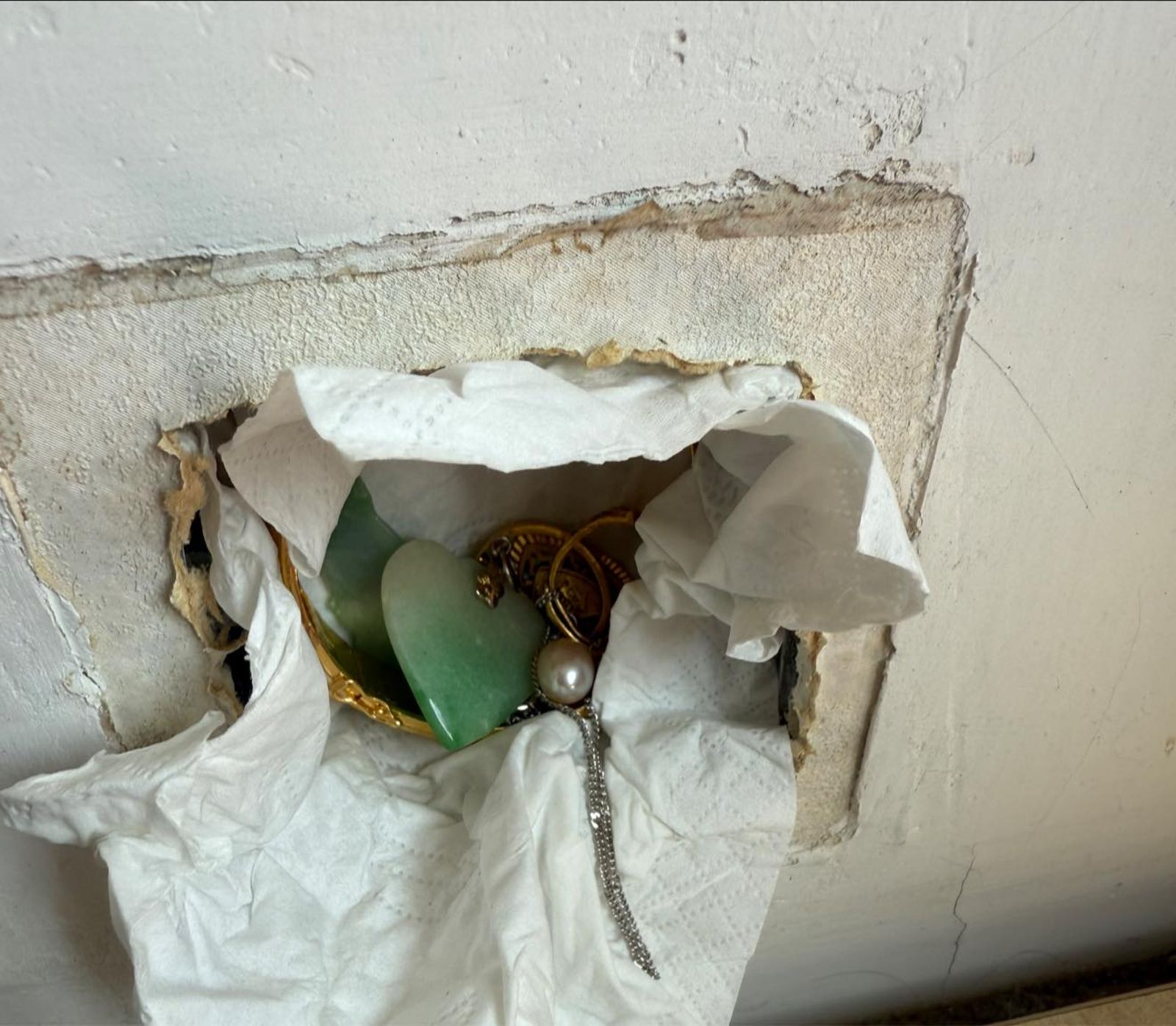 有位人妻在臉書社團po文，提到婆婆過戶給她和老公房子，還偷偷藏了金飾、玉飾。（翻攝自毒姑九賤婆媳討論區臉書社團）