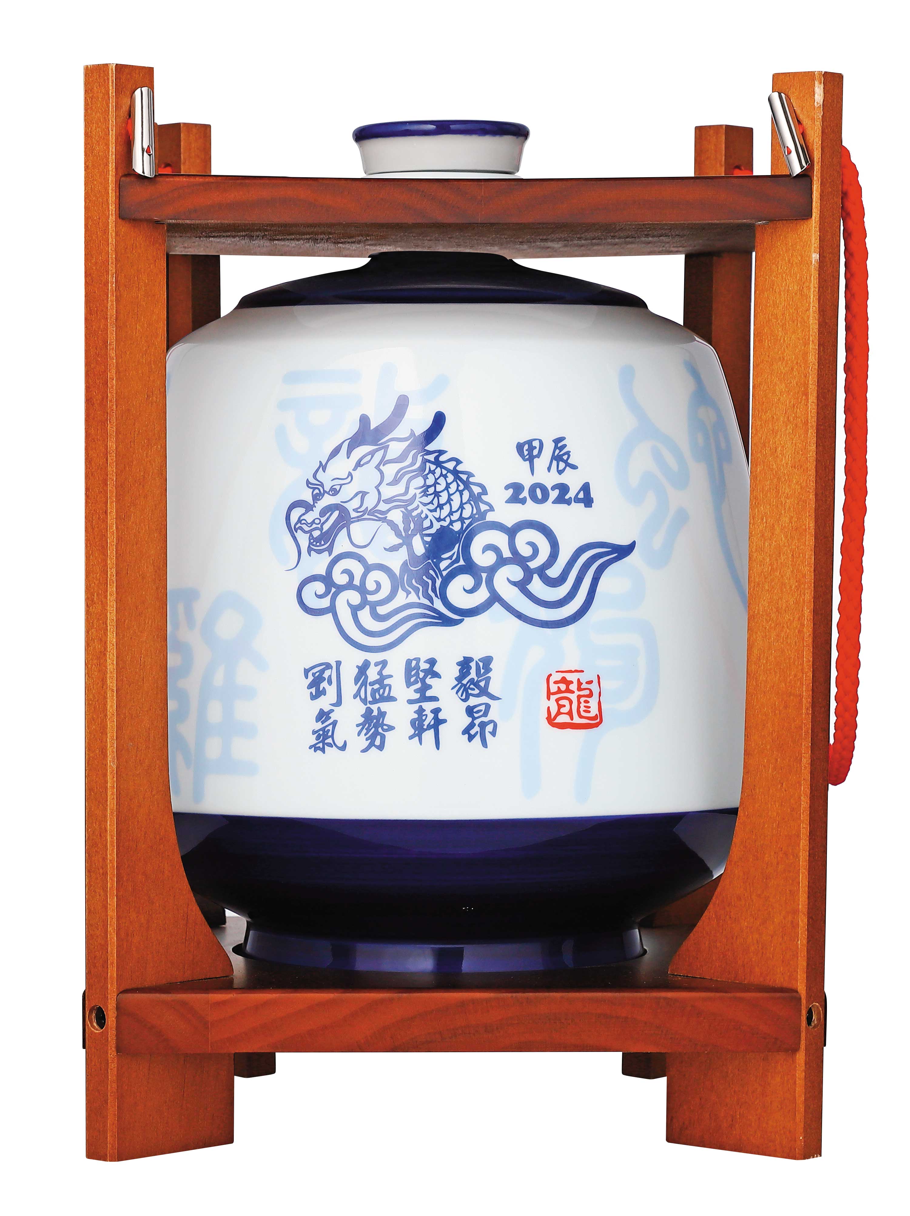 5公升玉山高粱酒8年甕藏「甲辰龍」，為限量甕存珍品，酒器設計沉穩內斂，輪廓簡約中散發樸素風韻，釉色選用青花瓷呈色穩定，表現「水墨畫」之渲染畫韻，與高粱酒香相輝映。