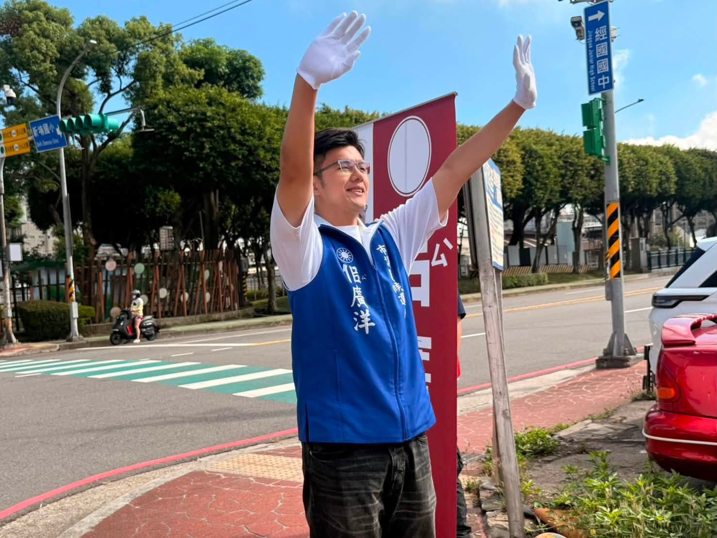 佀廣洋宣稱放棄國民黨提名，競選背心上仍掛著國民黨徽。（翻攝自佀廣洋臉書）