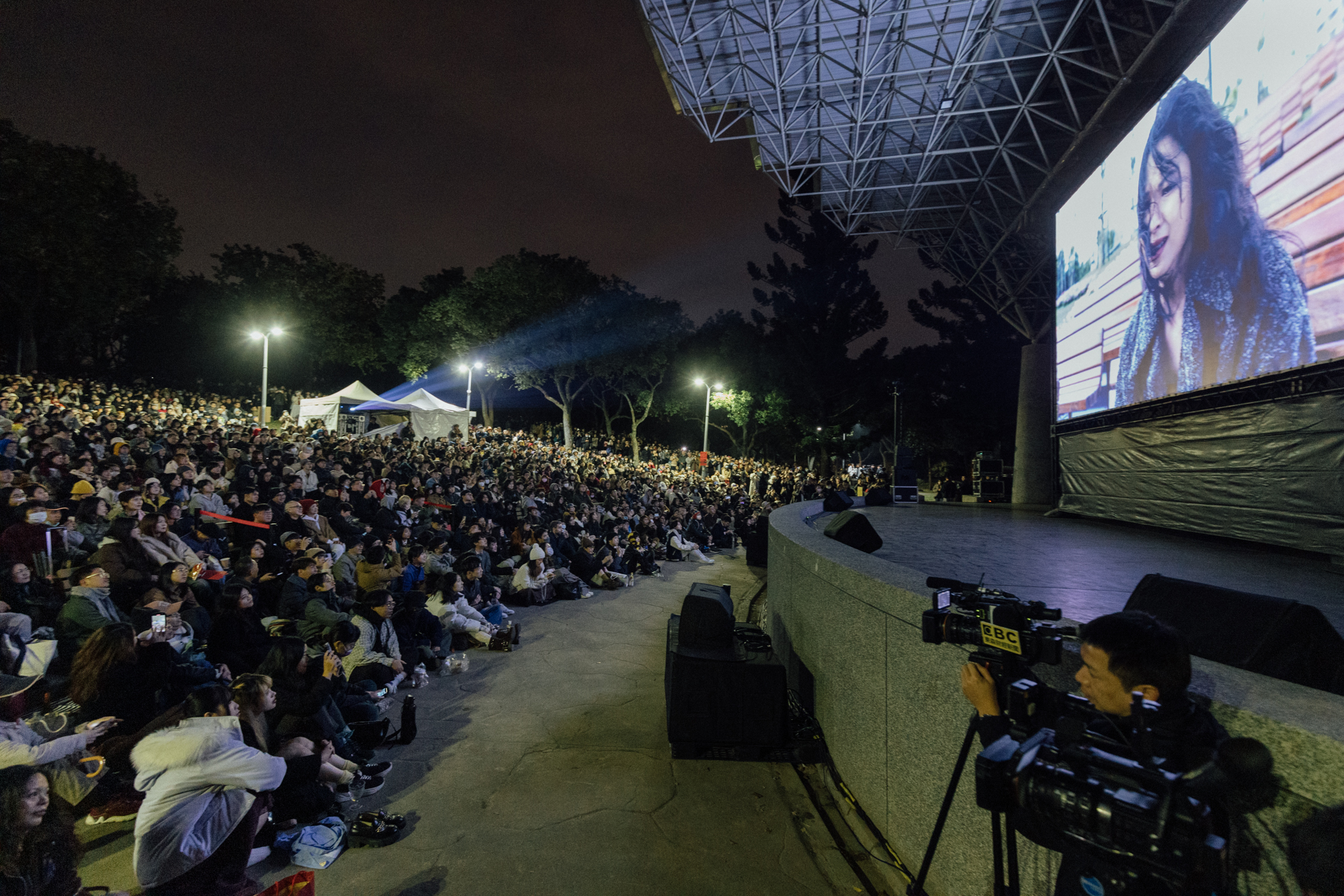 3千名觀眾在大安森林公園音樂台一同欣賞《愛情萬歲》。(國家電影及視聽文化中心提供)