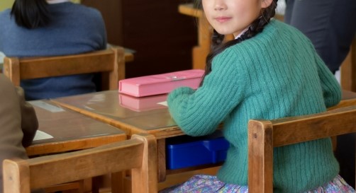 能量飲料在全球未成年族群蔓延，引發健康疑慮。台灣校園出現提神飲習慣，英國則將推動15歲以下禁售法規。（示意圖，photo-ac）