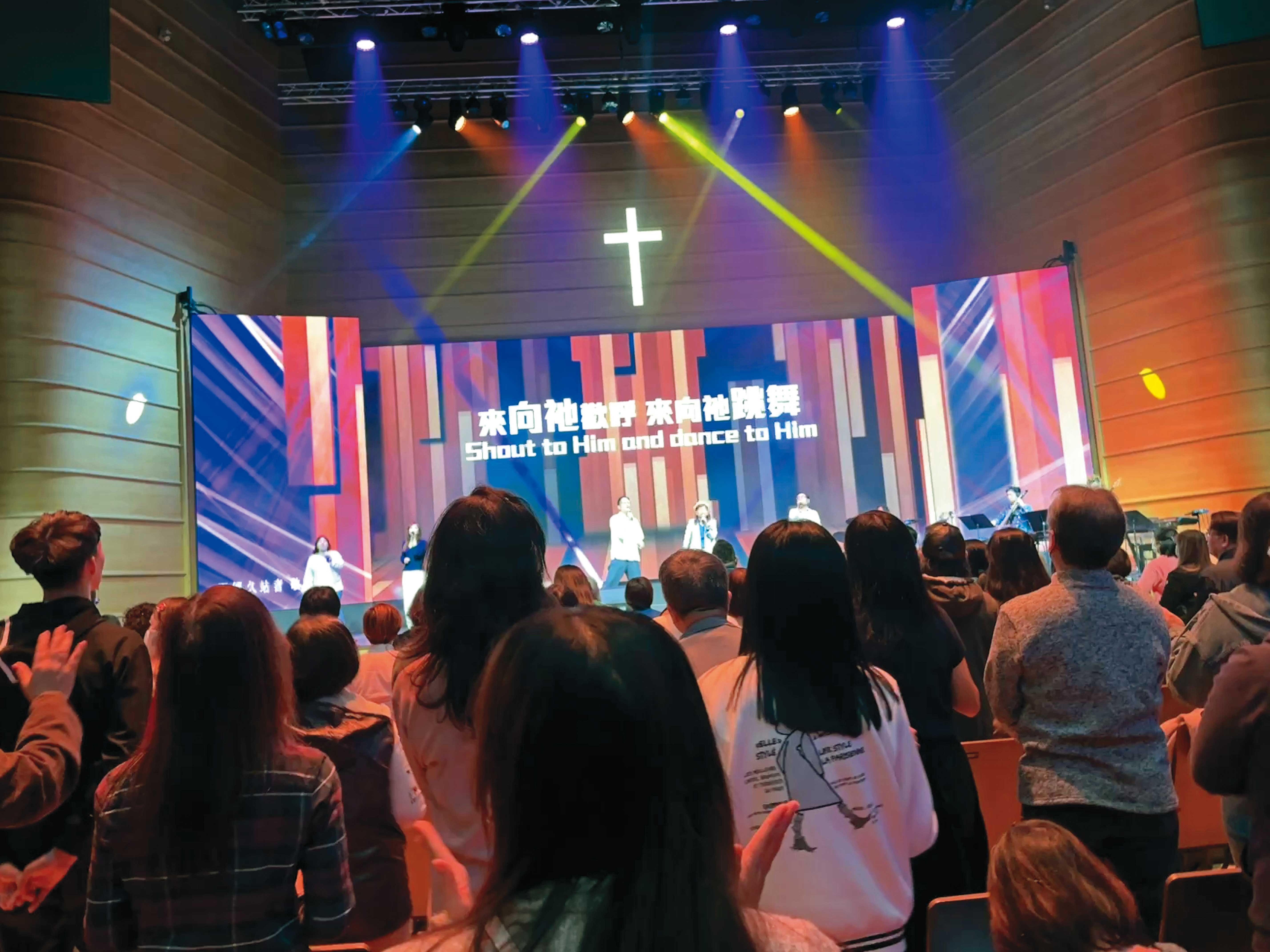 夏凱納靈糧堂大堂平常是教友聚會的重要場所，燈光舞台音效相當高級。