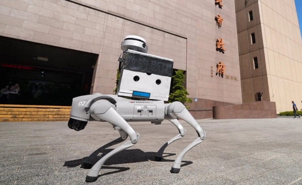 北市將引進「機器狗」協助人行道巡檢，但卻被爆是中國宇樹製造。（翻攝自李四川臉書）