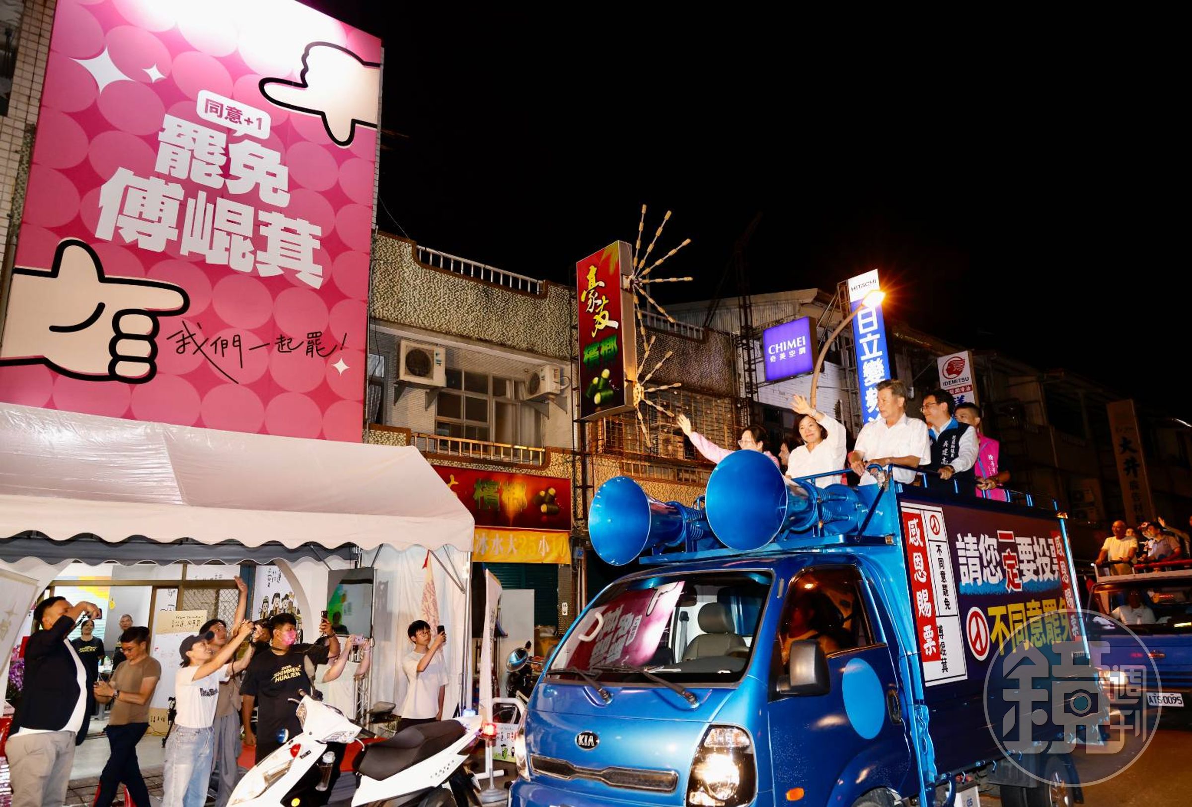 國民黨立委傅崐萁挺過罷免後上街謝票。
