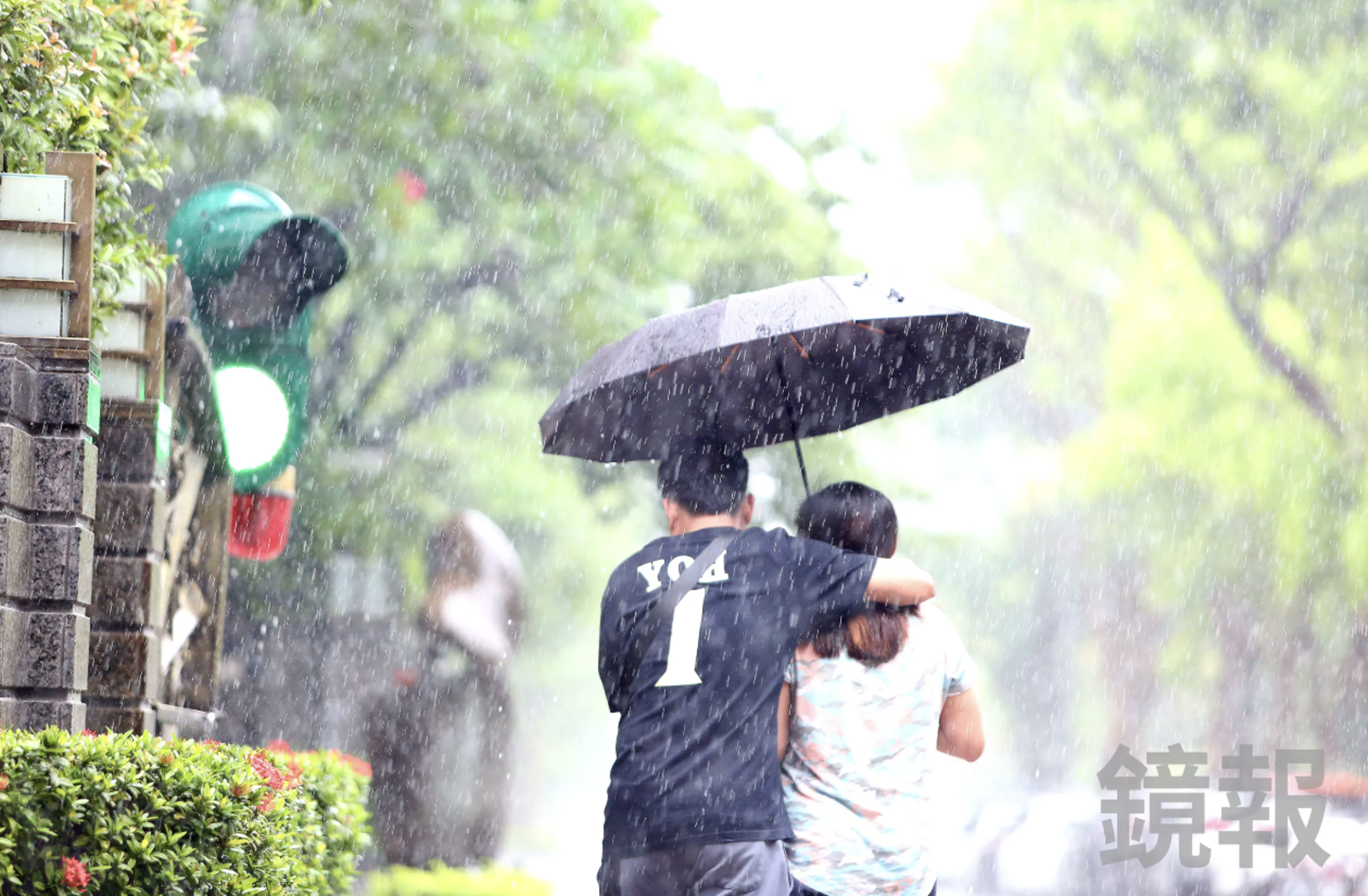 受颱風外圍水氣與西南風夾擊,氣象署已針對南高屏三縣市發布豪雨特報。(鏡報姜永年)